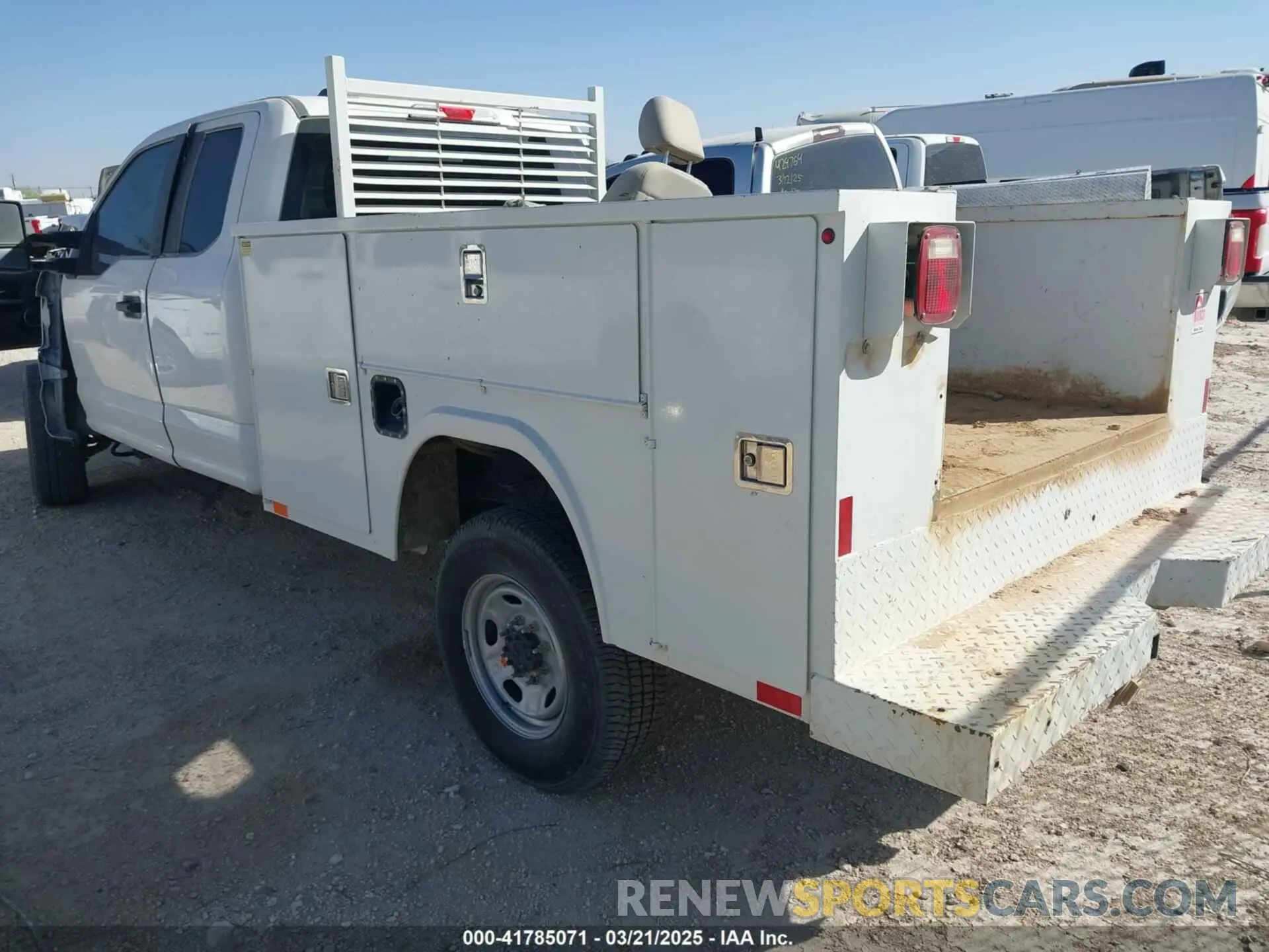 3 Photograph of a damaged car 1FT8X3B6XNED42695 FORD F-350 2022