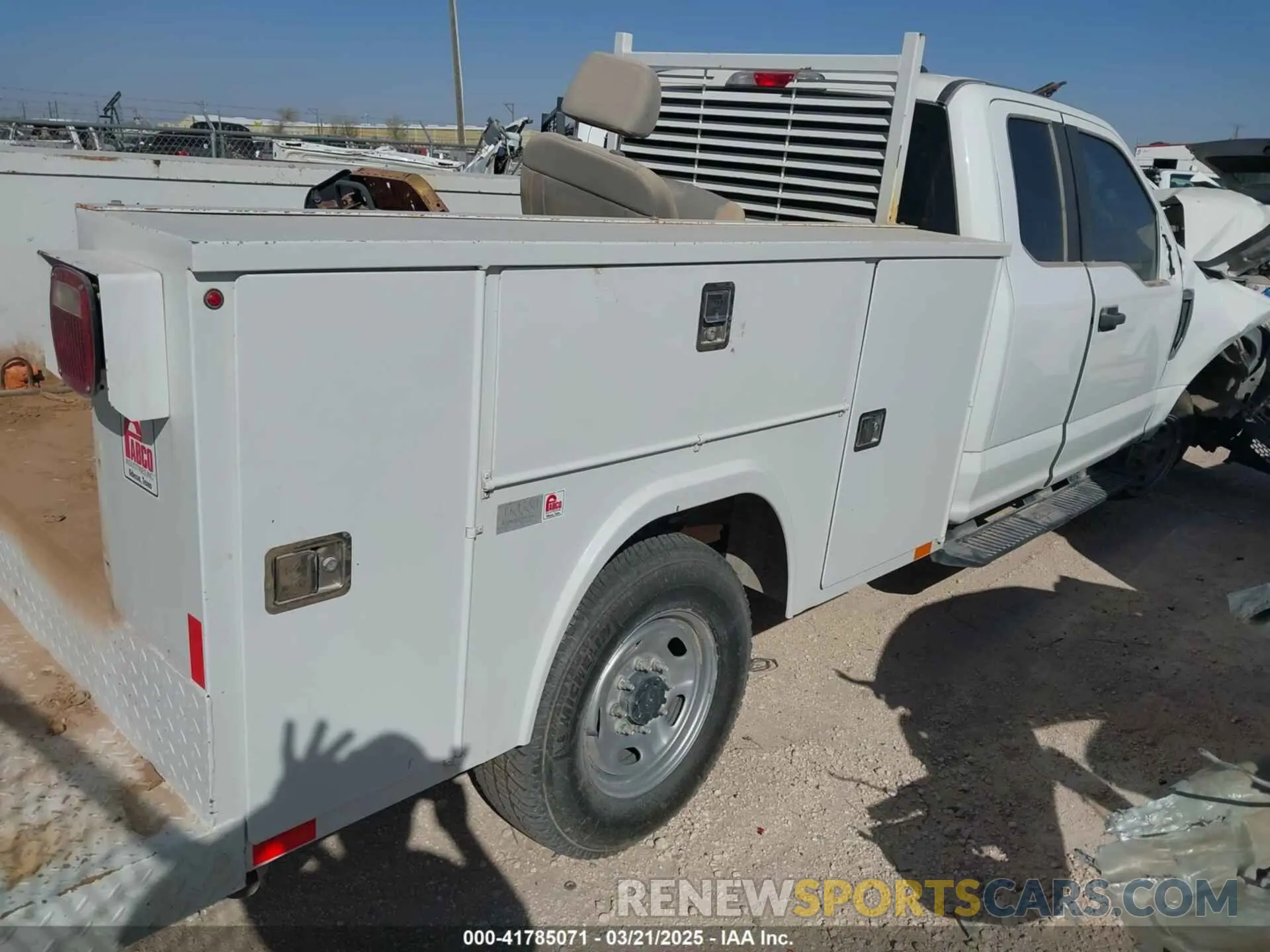 4 Photograph of a damaged car 1FT8X3B6XNED42695 FORD F-350 2022