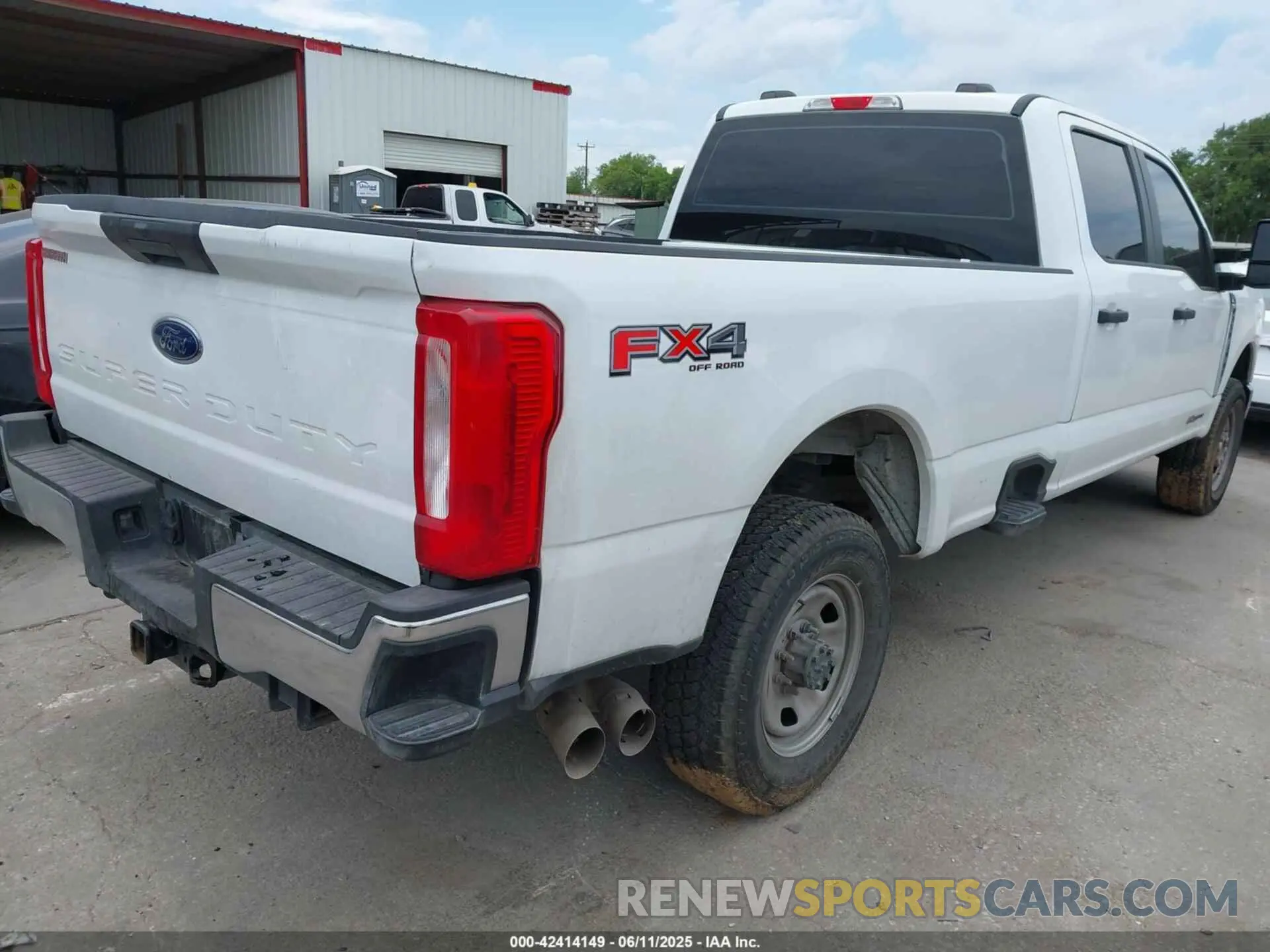 4 Photograph of a damaged car 1FT8W3BT1PEC34767 FORD F-350 2023