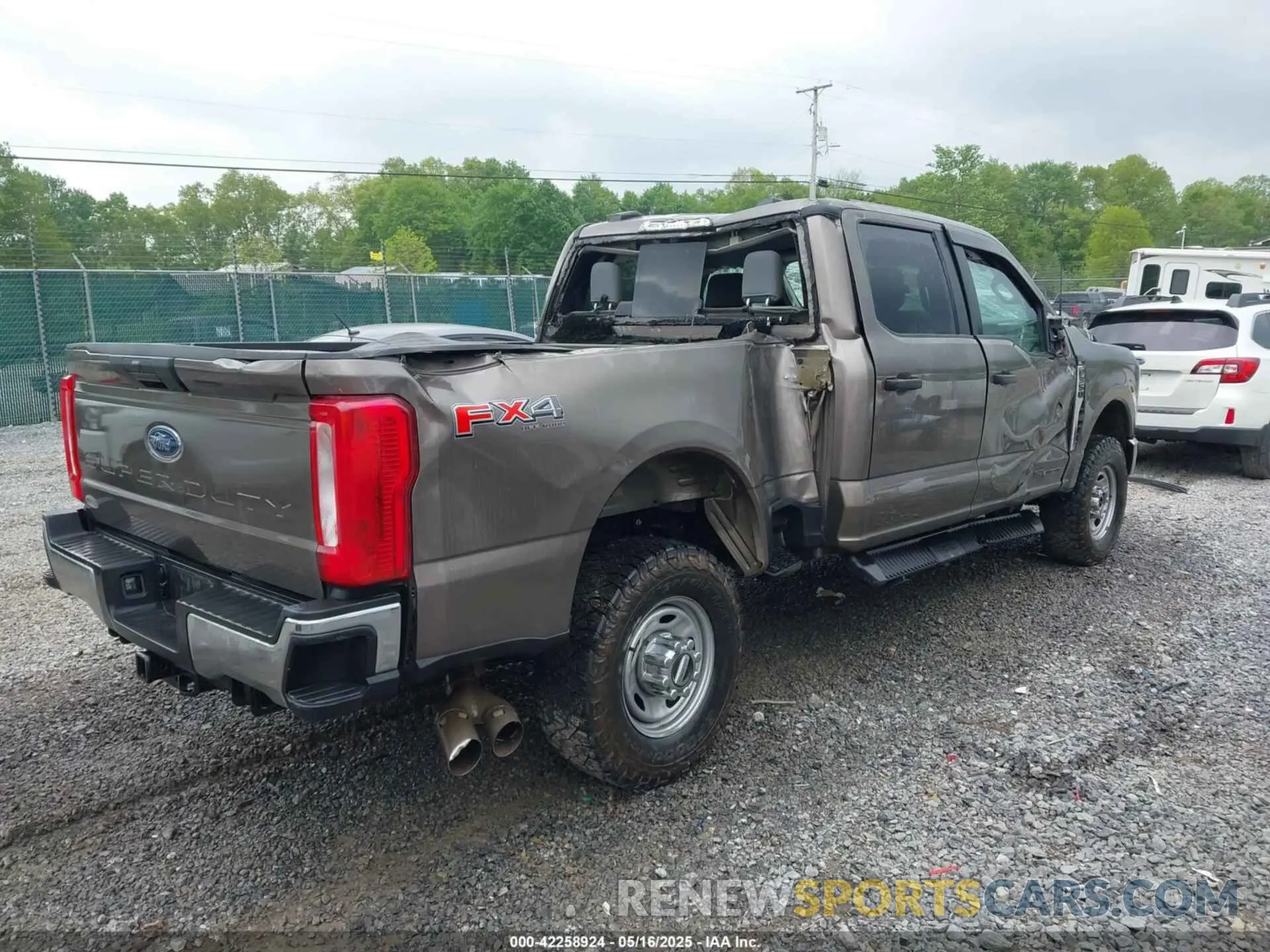 4 Photograph of a damaged car 1FT8W3BT8PEE10715 FORD F-350 2023