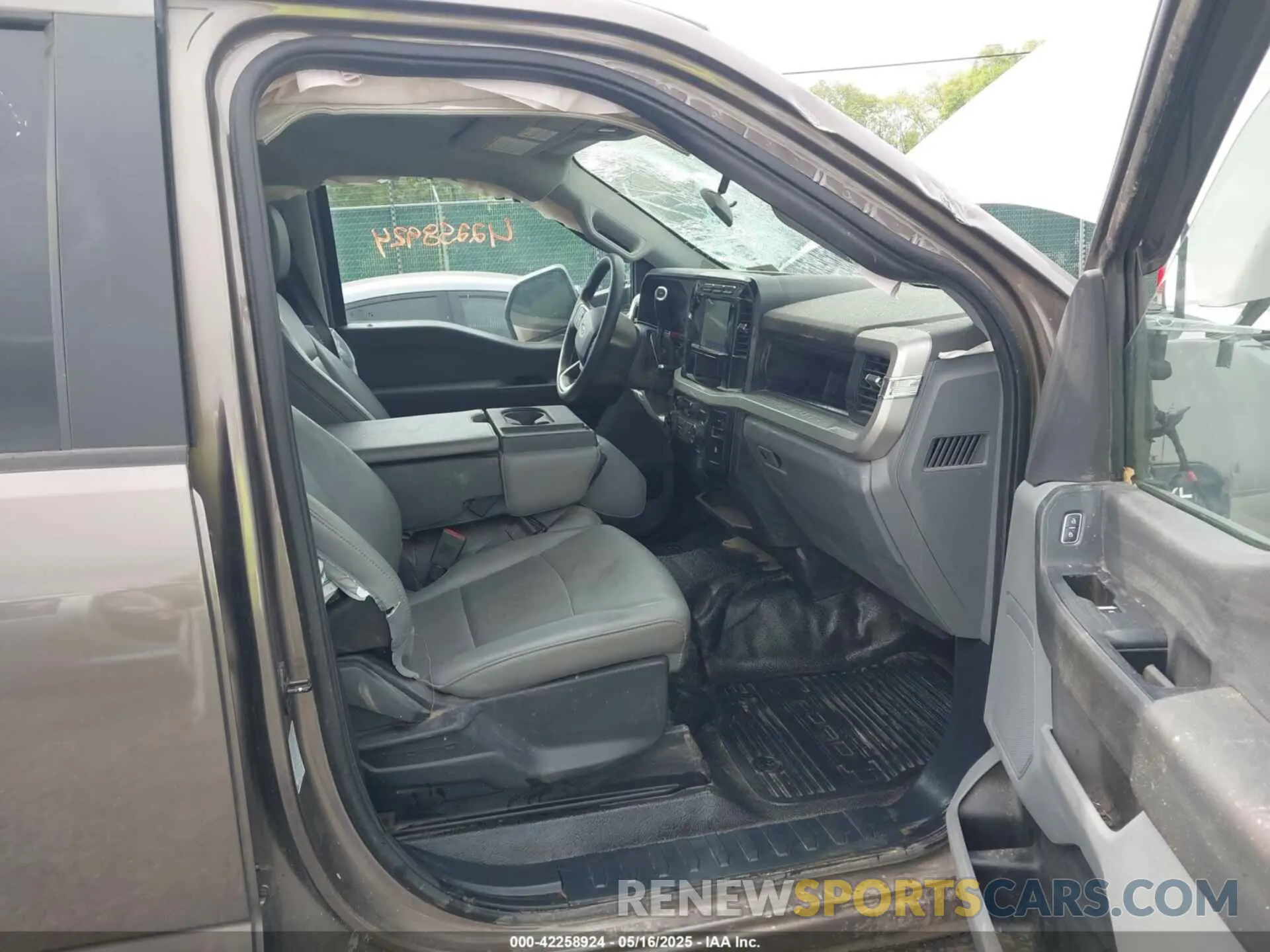 5 Photograph of a damaged car 1FT8W3BT8PEE10715 FORD F-350 2023