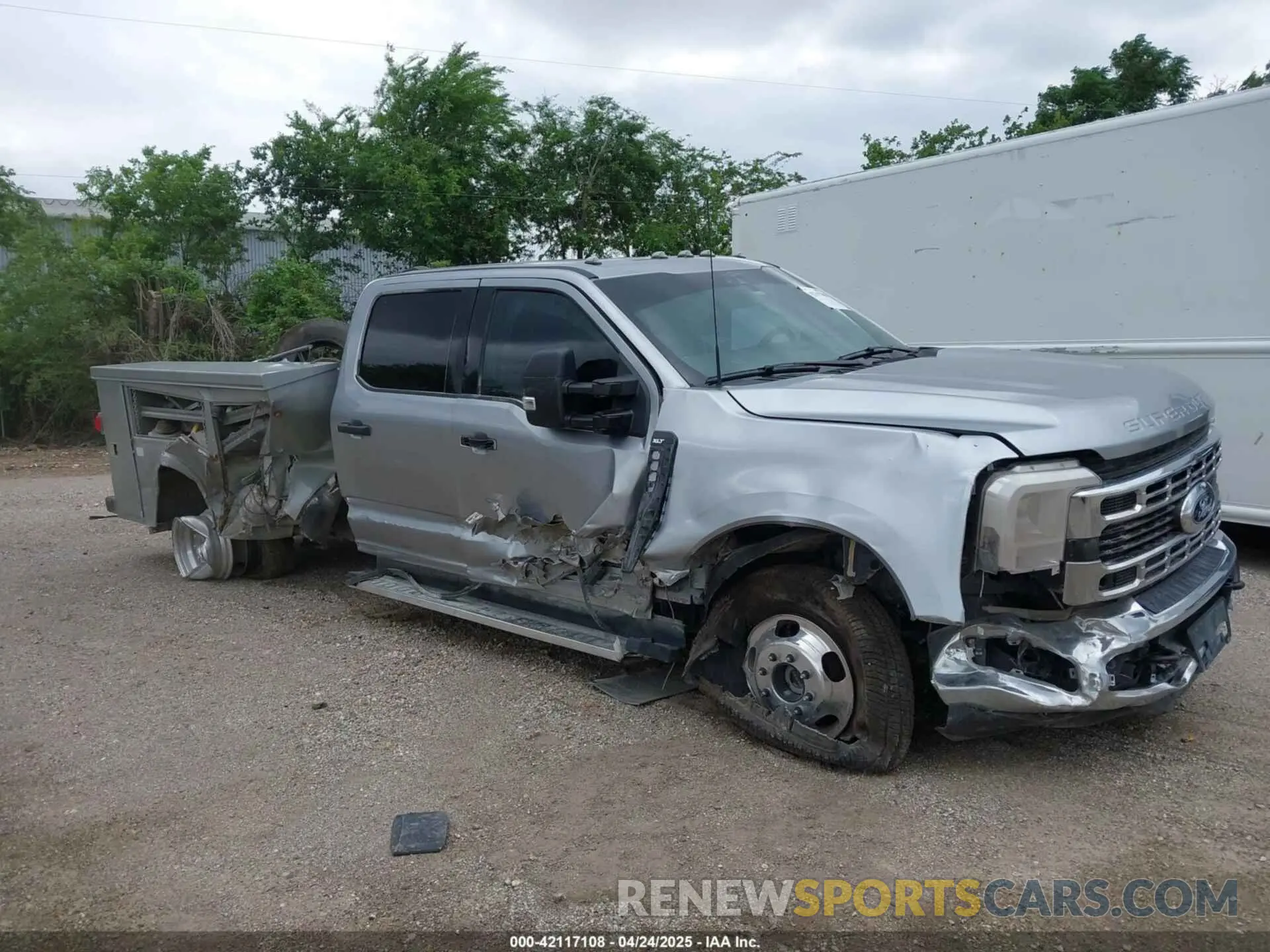 15 Photograph of a damaged car 1FT8W3DN5PEE00688 FORD F-350 2023