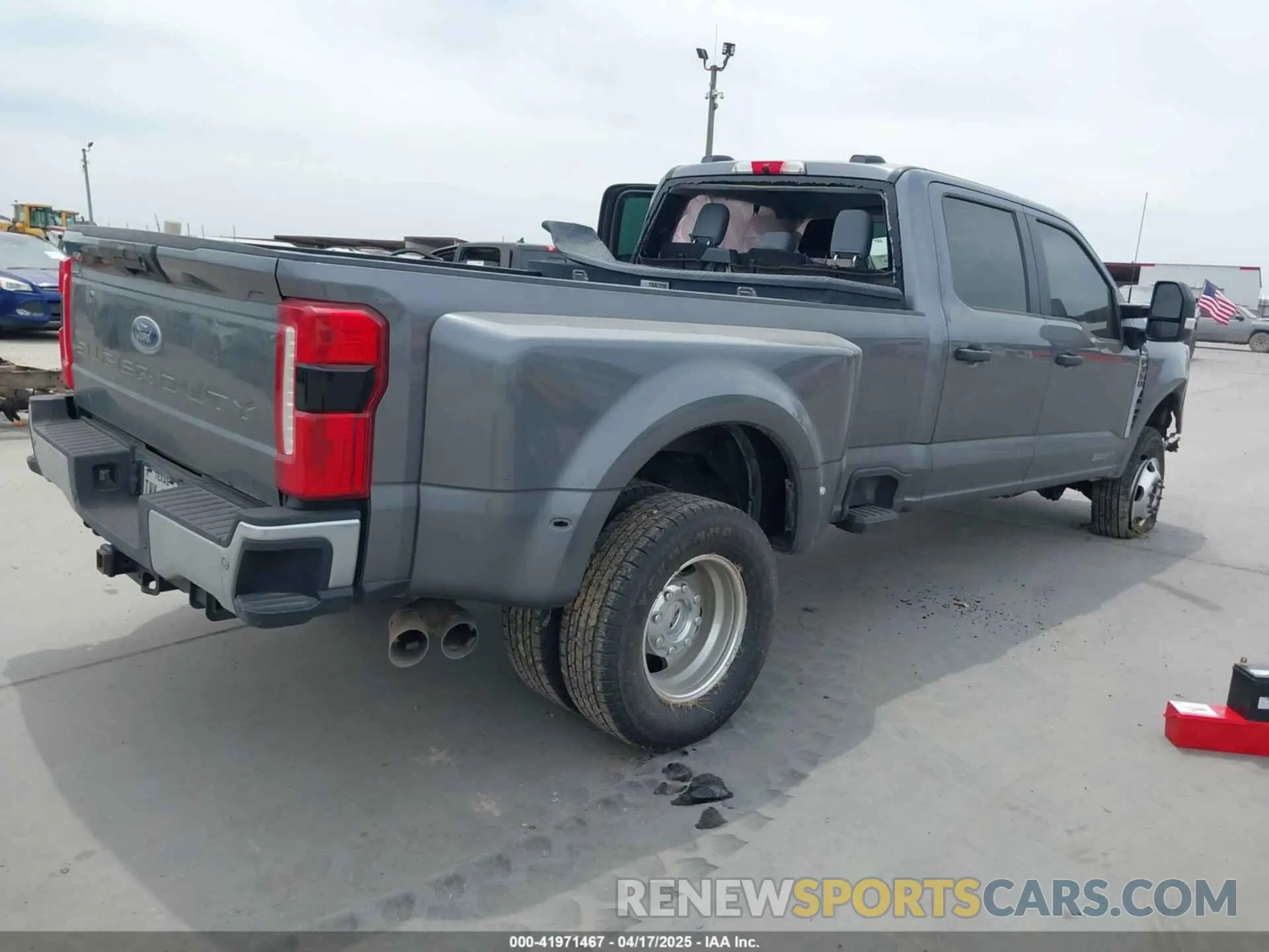 4 Photograph of a damaged car 1FT8W3DT0PEE22337 FORD F-350 2023