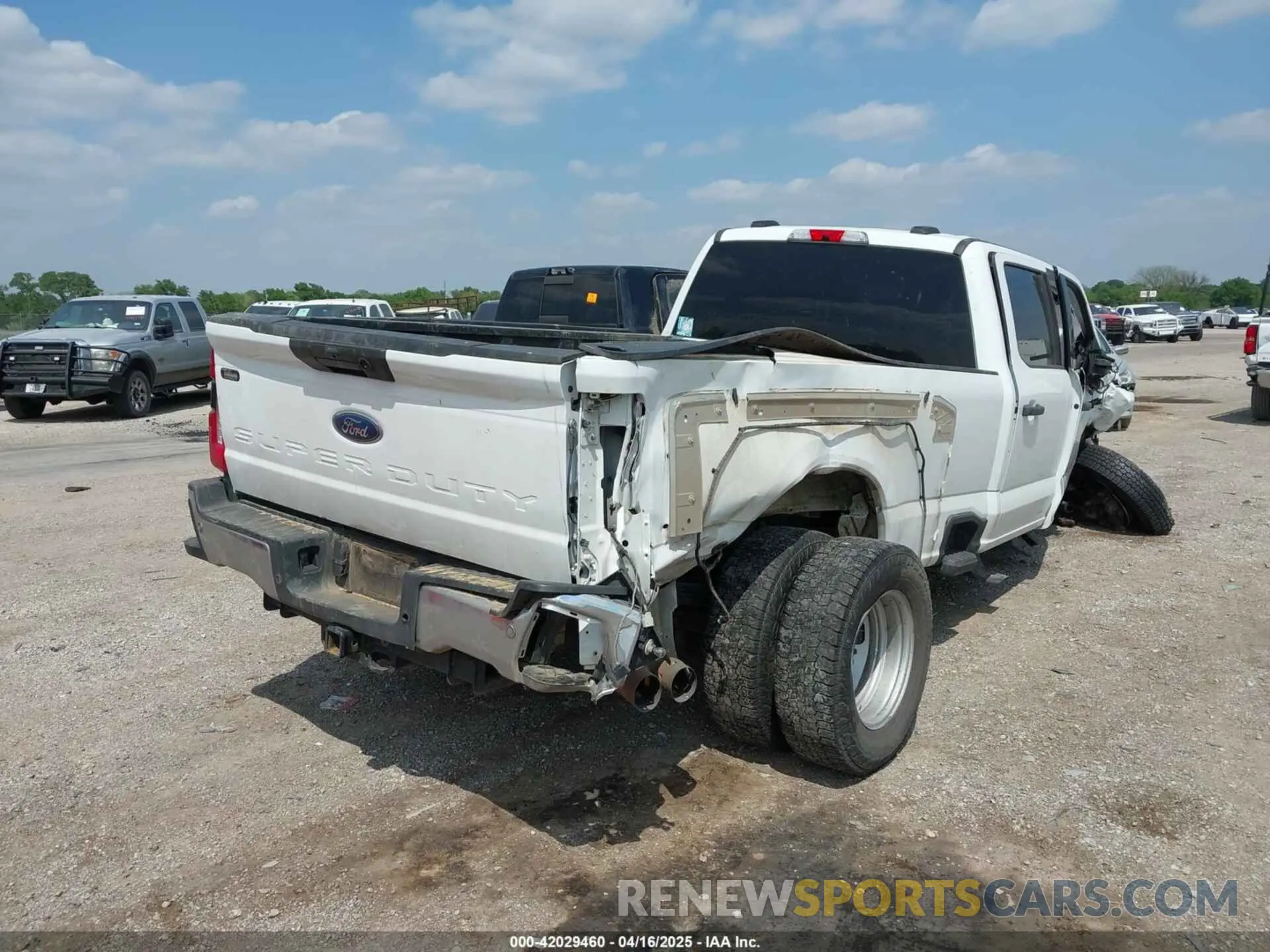 4 Photograph of a damaged car 1FT8W3DT9PEC23531 FORD F-350 2023