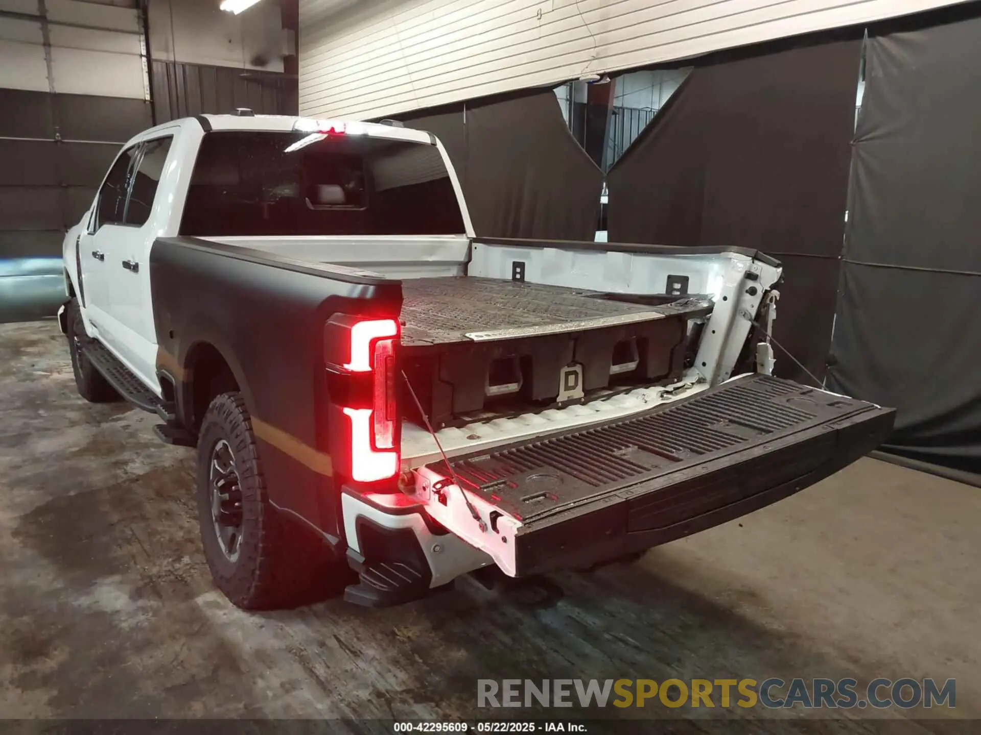 3 Photograph of a damaged car 1FT8W3BM5REE86811 FORD F-350 2024