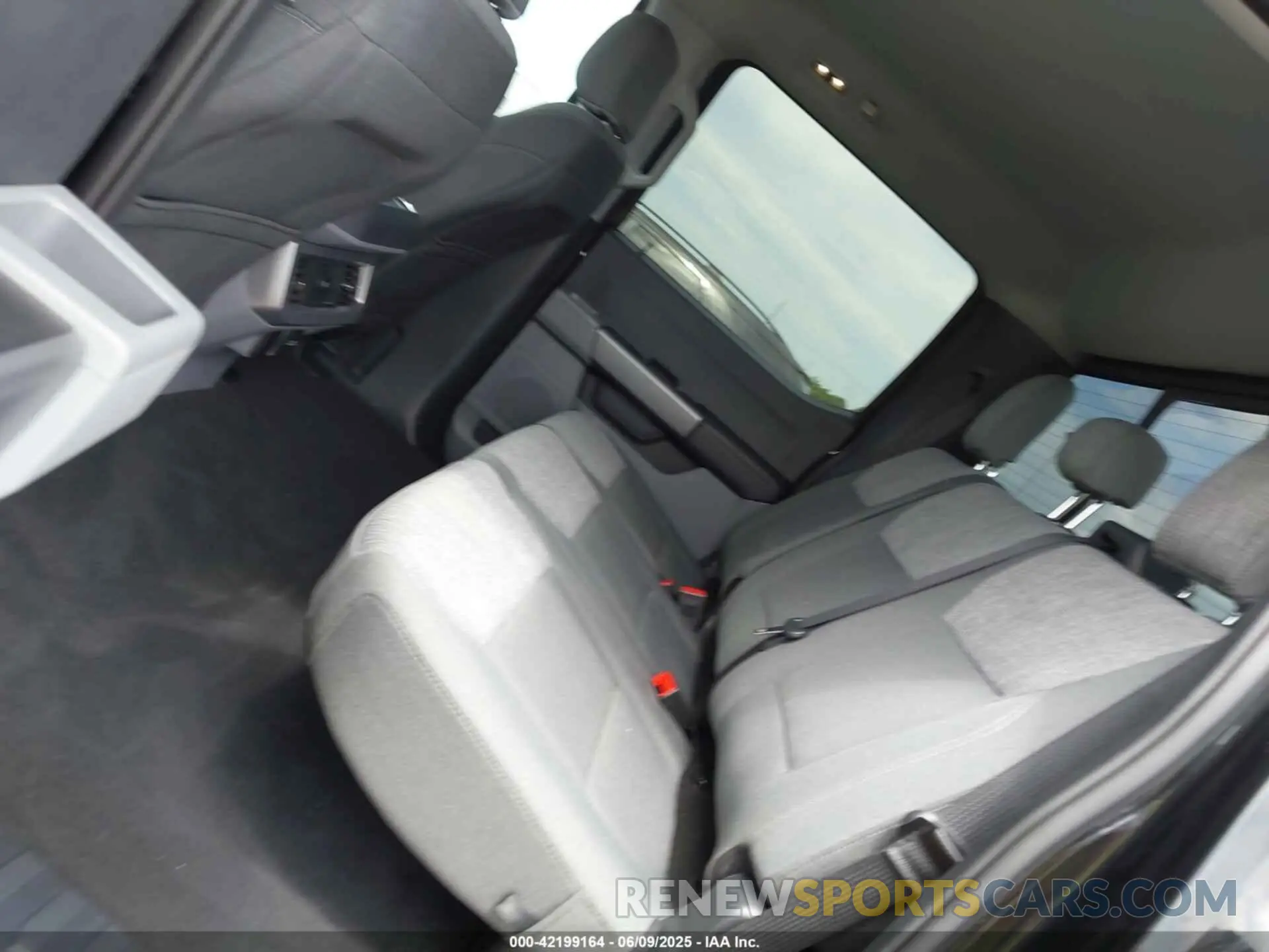 7 Photograph of a damaged car 1FT8W3BT1REF87397 FORD F-350 2024