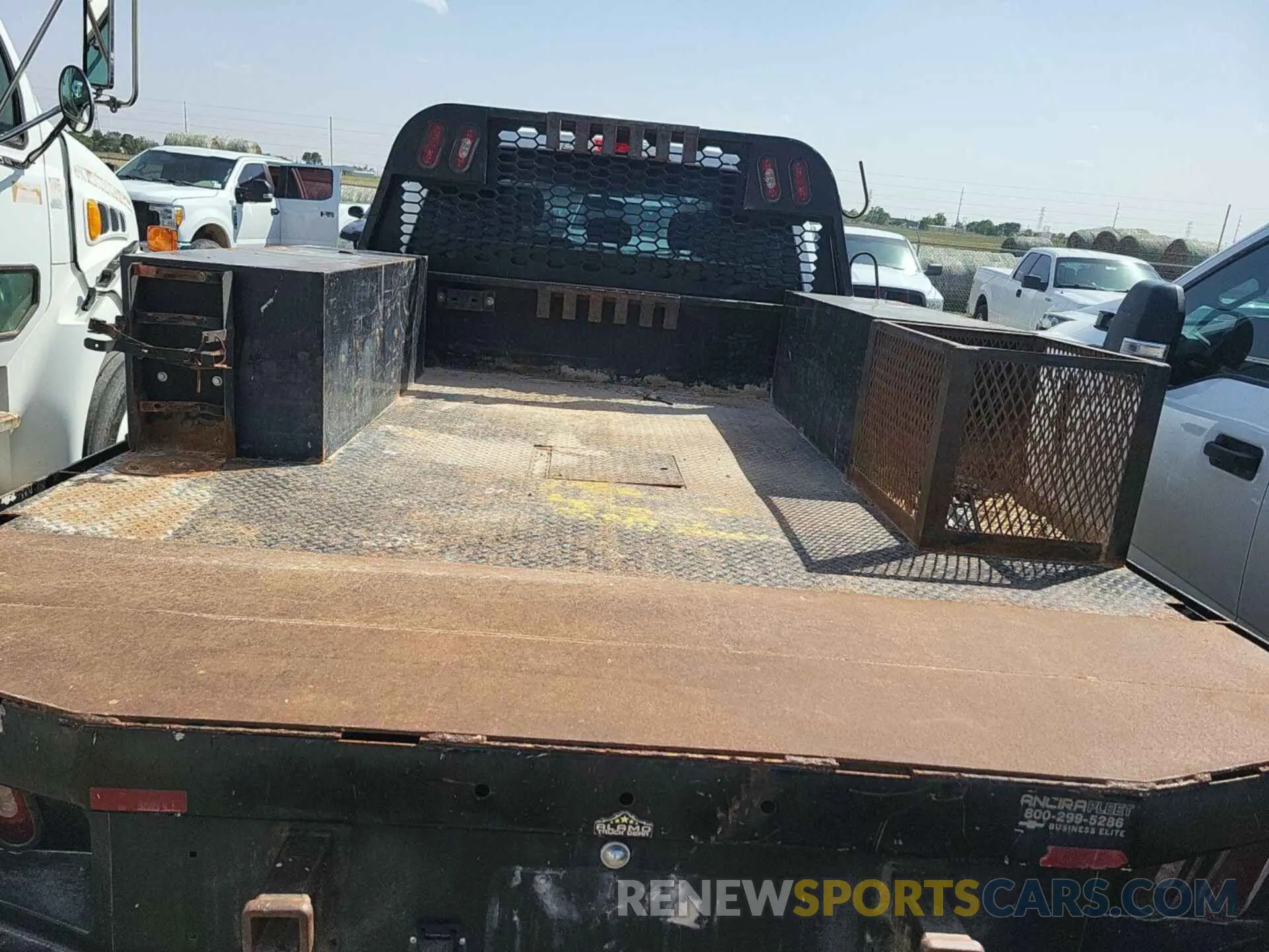 18 Photograph of a damaged car 1FD8W3HT2KEE28834 FORD F-350 CHASSIS 2019