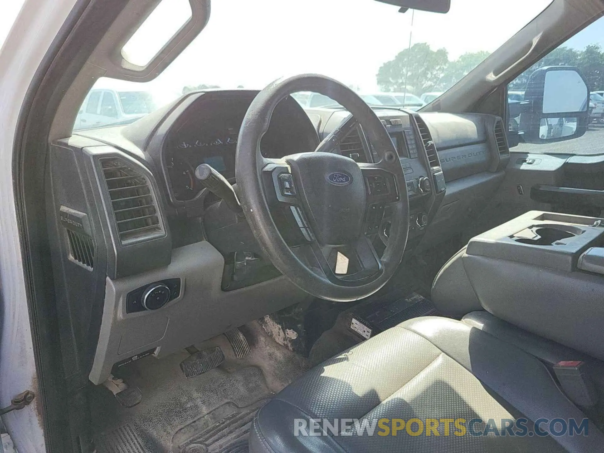 19 Photograph of a damaged car 1FD8W3HT2KEE28834 FORD F-350 CHASSIS 2019