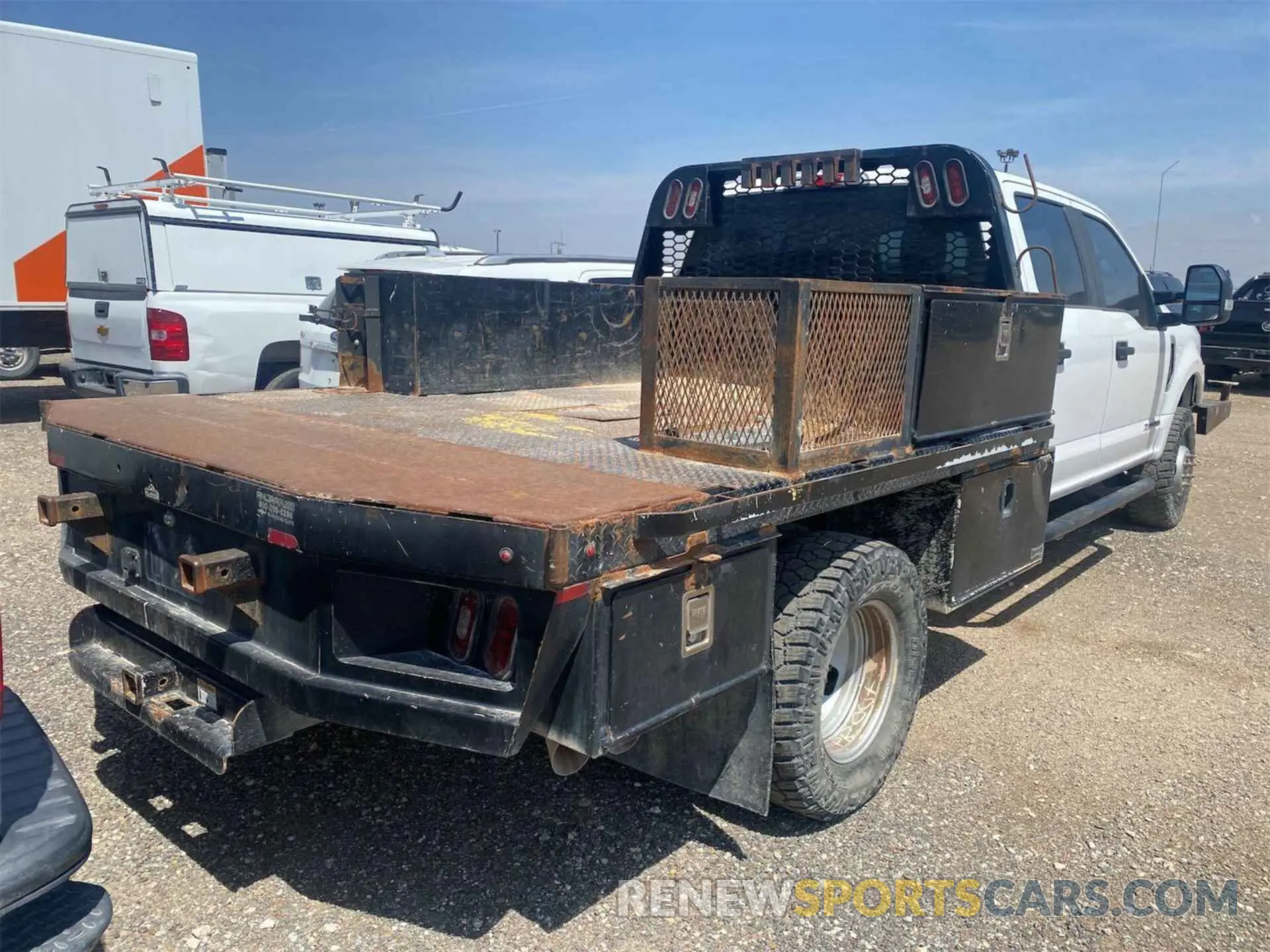 9 Photograph of a damaged car 1FD8W3HT2KEE28834 FORD F-350 CHASSIS 2019