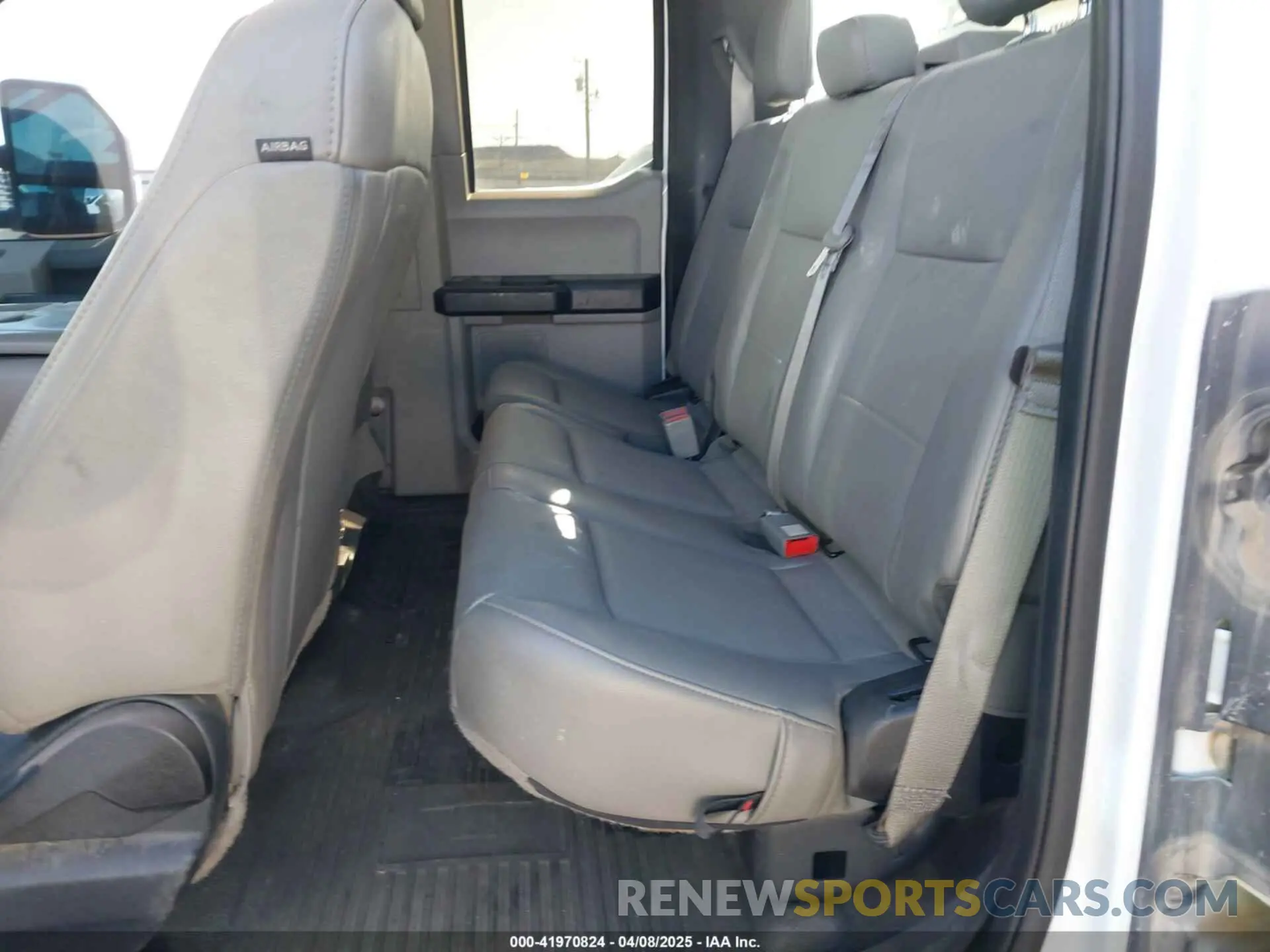 7 Photograph of a damaged car 1FD8X3HTXKEG72616 FORD F-350 CHASSIS 2019