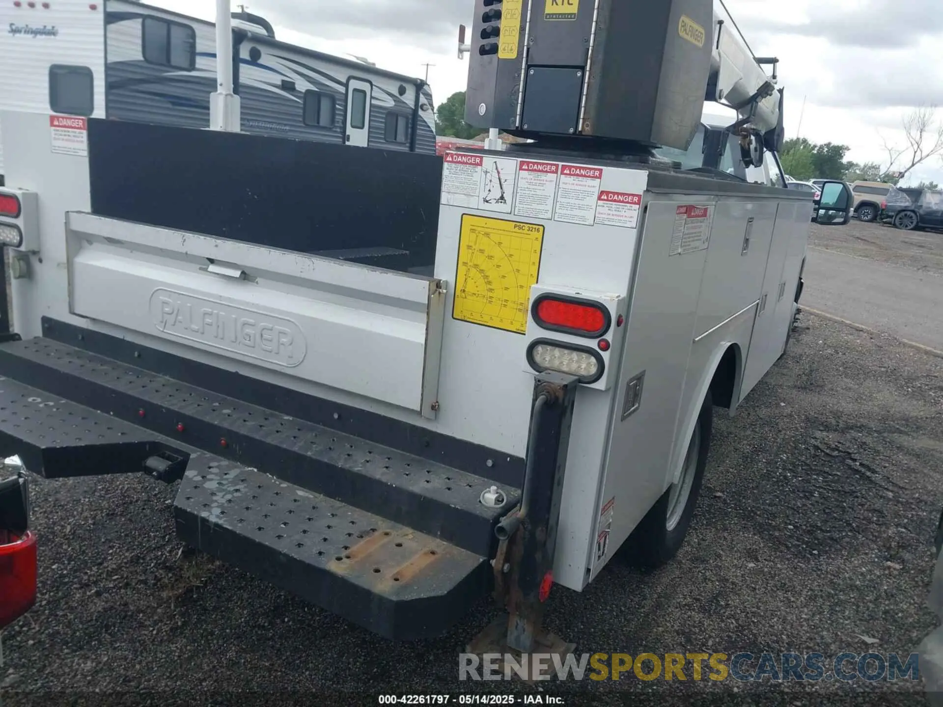 4 Photograph of a damaged car 1FDRF3G60KED40560 FORD F-350 CHASSIS 2019