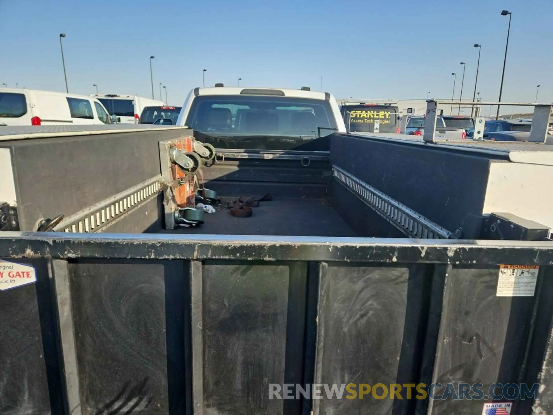 18 Photograph of a damaged car 1FDRF3G69LED08823 FORD F-350 CHASSIS 2020