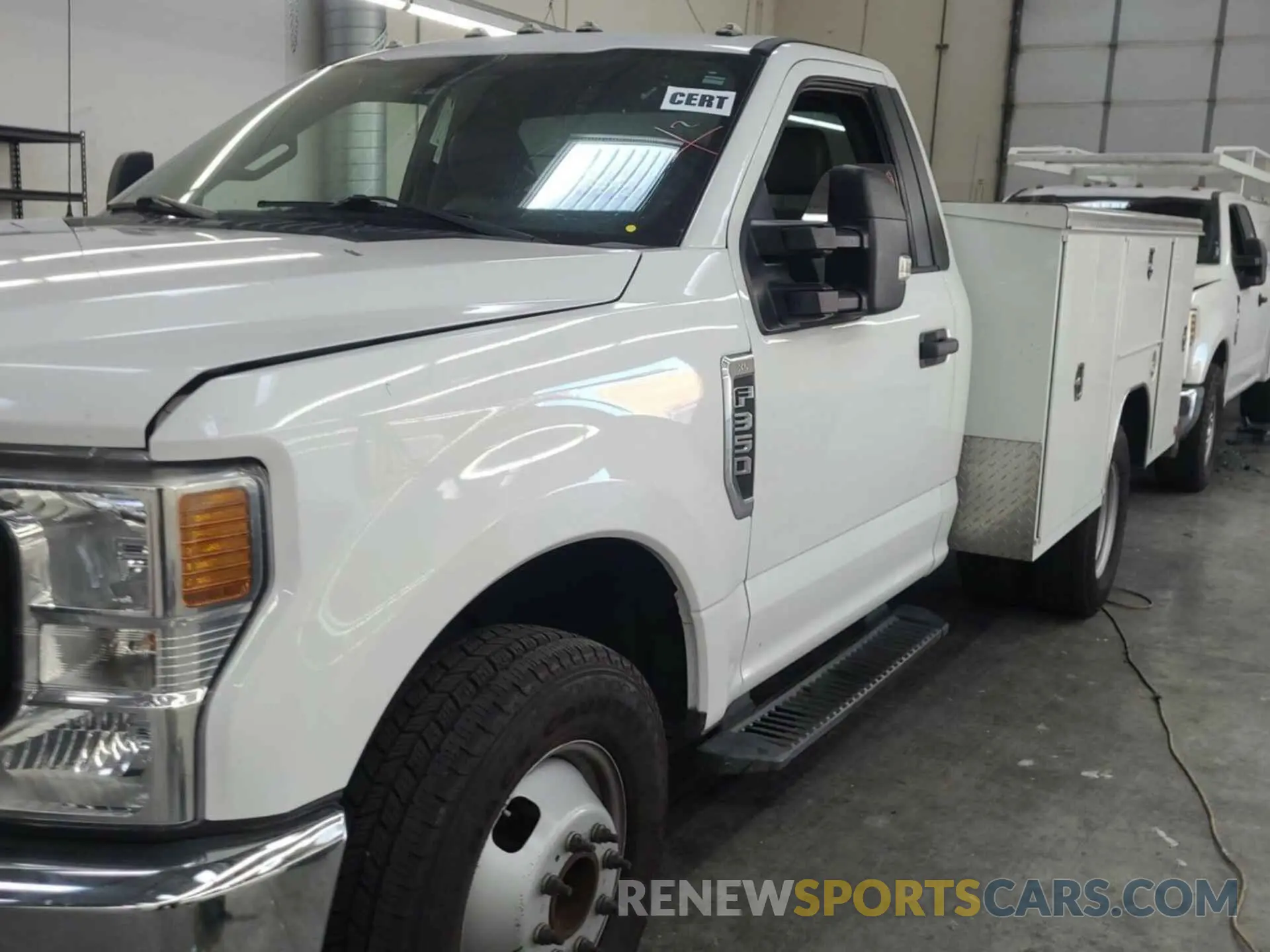 32 Photograph of a damaged car 1FDRF3G69LED08823 FORD F-350 CHASSIS 2020