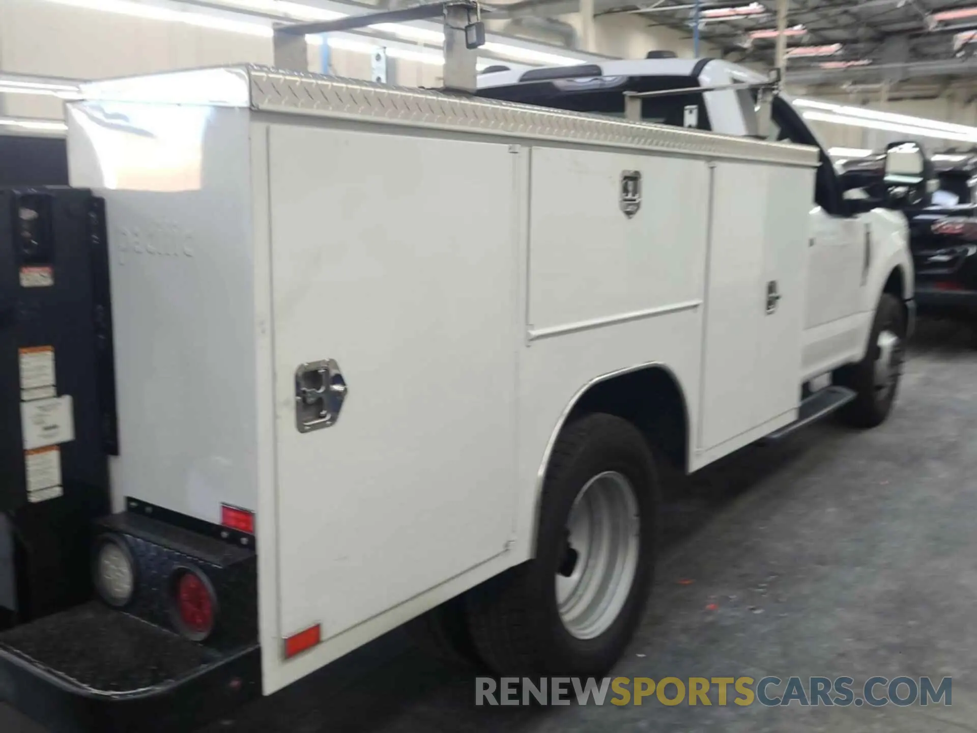 33 Photograph of a damaged car 1FDRF3G69LED08823 FORD F-350 CHASSIS 2020