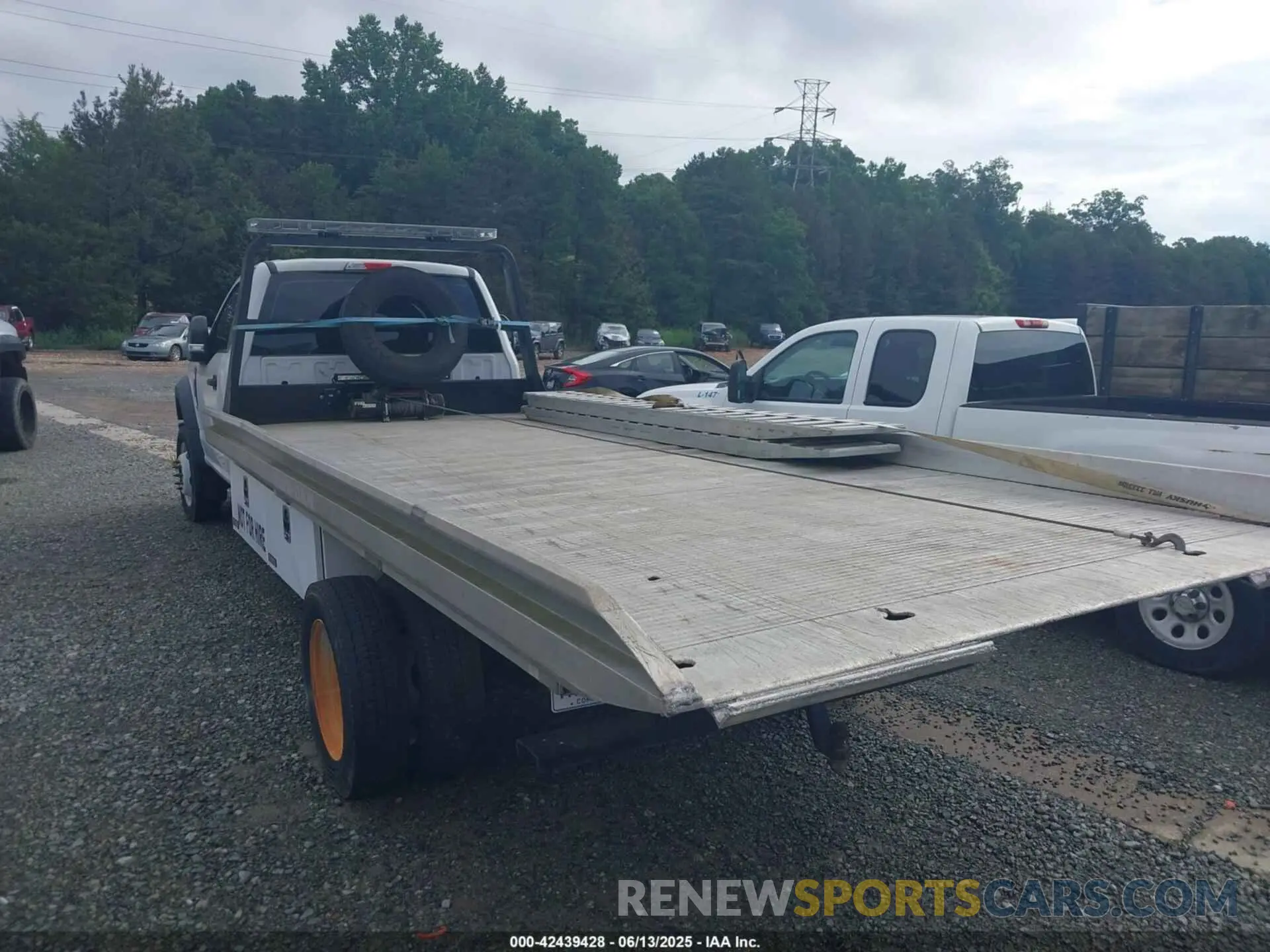 3 Photograph of a damaged car 1FDUF4HT1KDA05110 FORD F-450 CHASSIS 2019