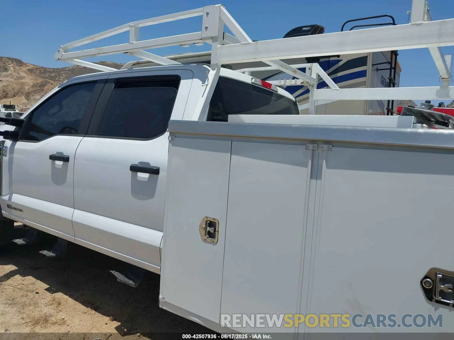 18 Photograph of a damaged car 1FD0W4GT2PED65181 FORD F-450 CHASSIS 2023