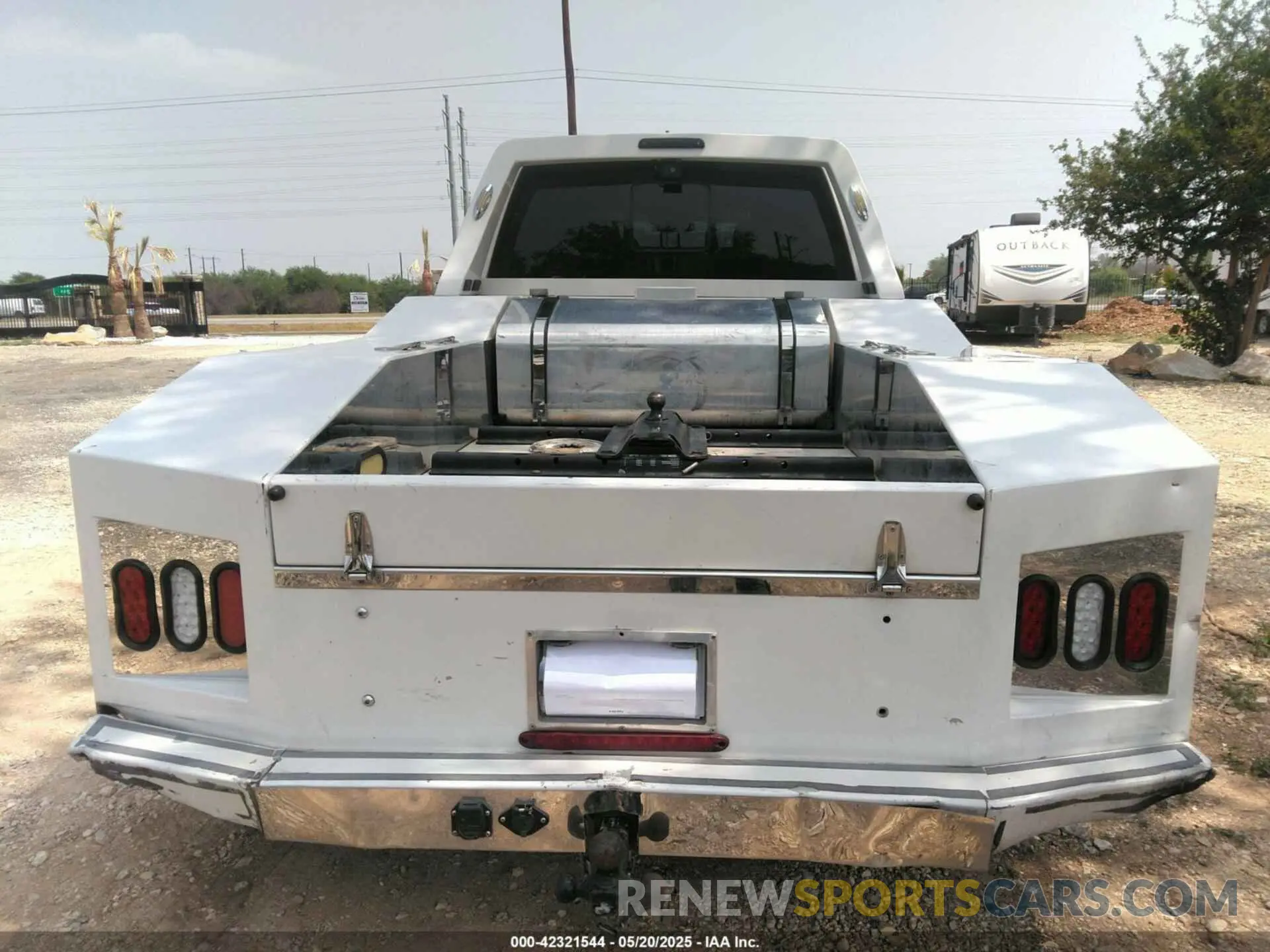 18 Photograph of a damaged car 1FD0W5GT2KED71562 FORD F-550 CHASSIS 2019