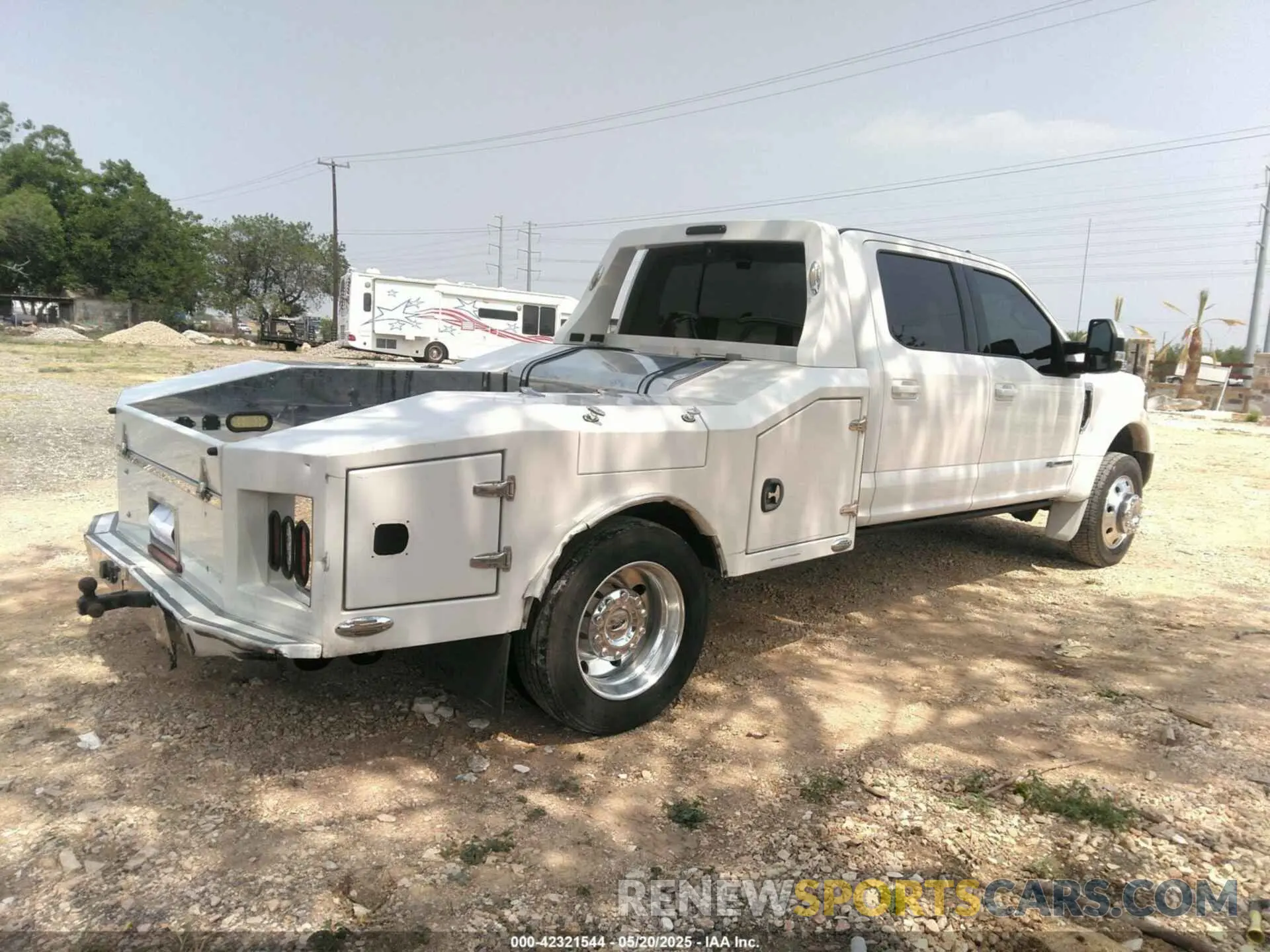 4 Photograph of a damaged car 1FD0W5GT2KED71562 FORD F-550 CHASSIS 2019