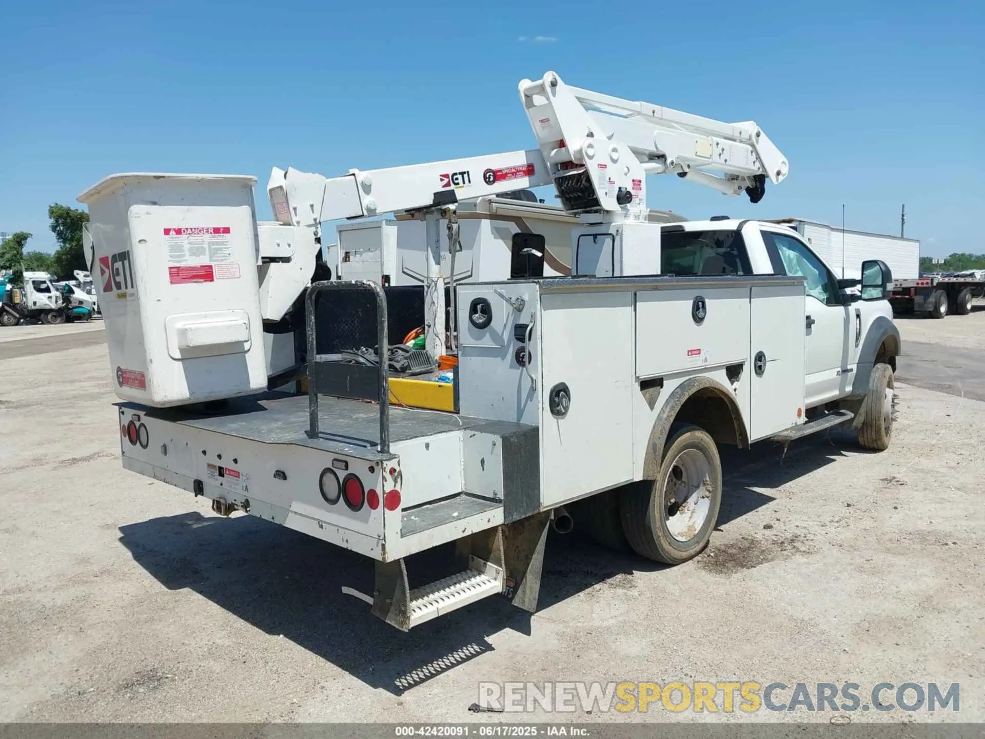 4 Photograph of a damaged car 1FDUF5HTXNEE69078 FORD F-550 CHASSIS 2022
