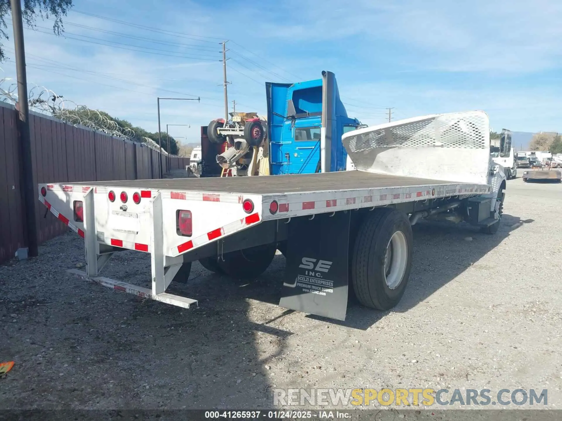 3 Photograph of a damaged car 1FDNF6DE7PDF08235 FORD F-650 DIESEL 2023