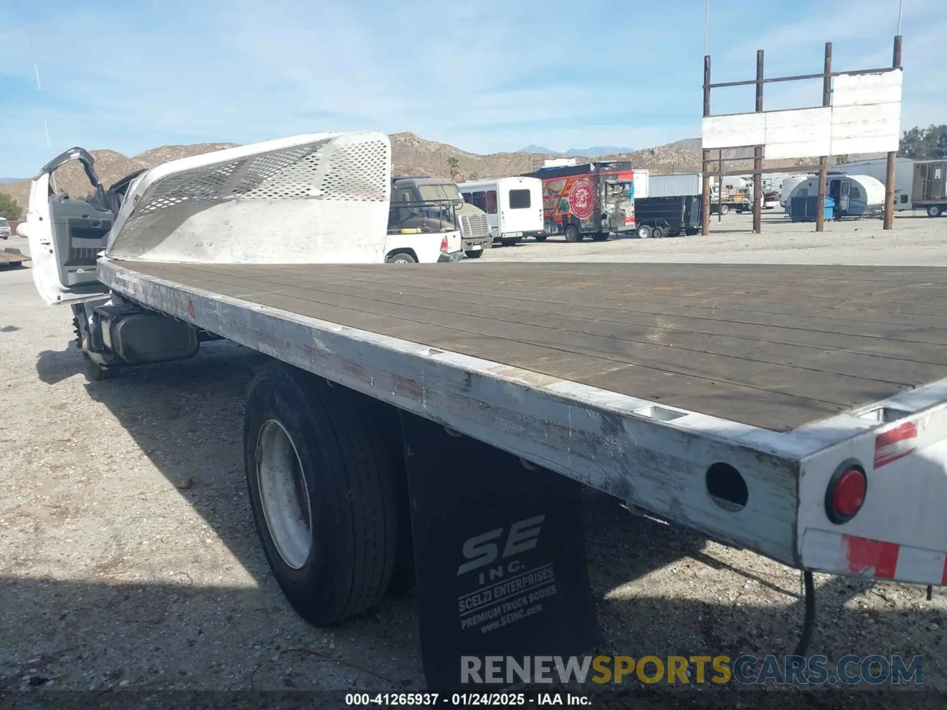 4 Photograph of a damaged car 1FDNF6DE7PDF08235 FORD F-650 DIESEL 2023