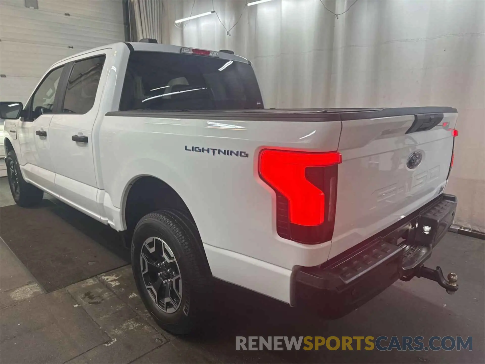 18 Photograph of a damaged car 1FTVW1EL5NWG08906 FORD F150 2022