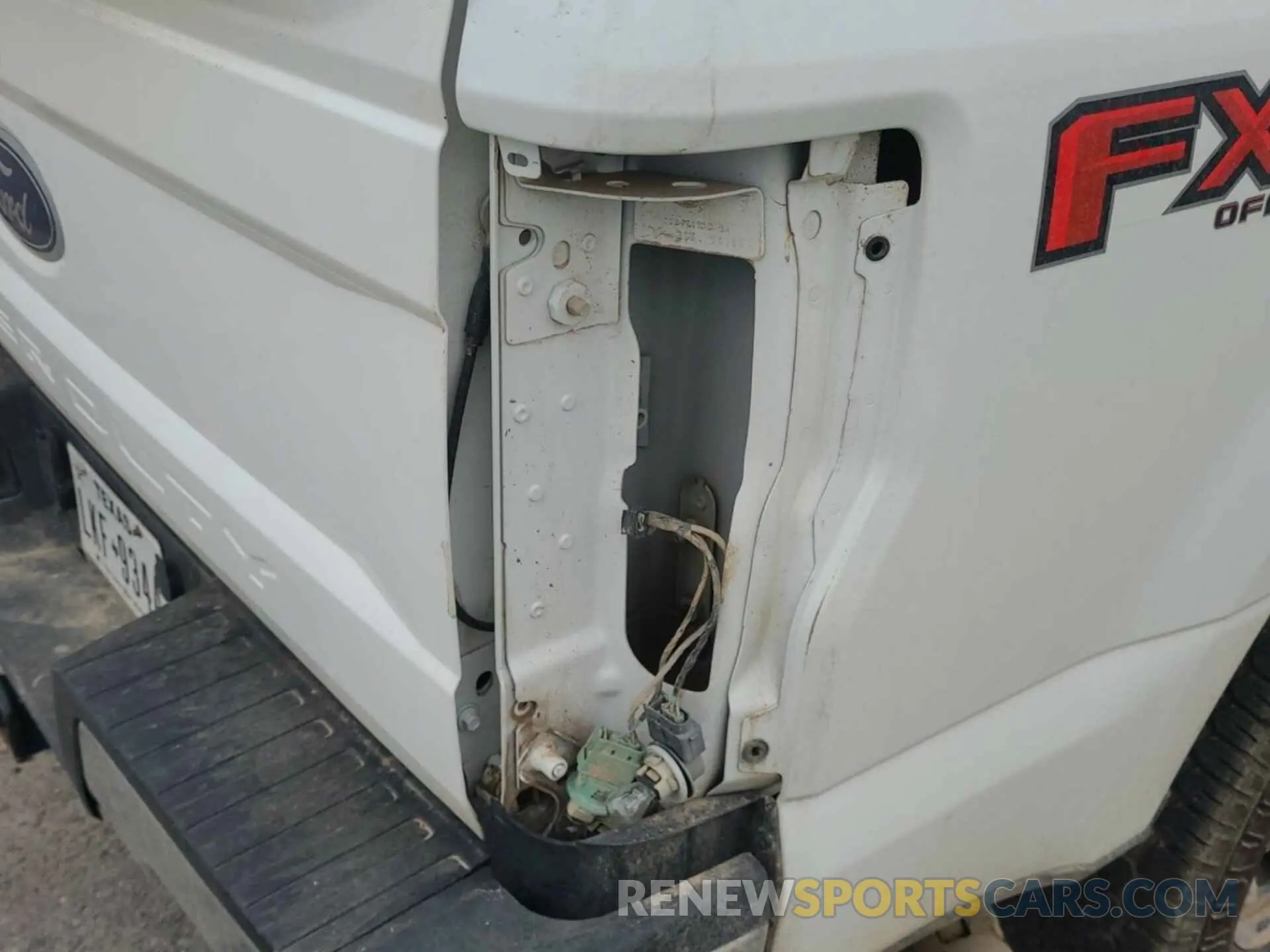 18 Photograph of a damaged car 1FT7W2BT4KEC45387 FORD F250 2019