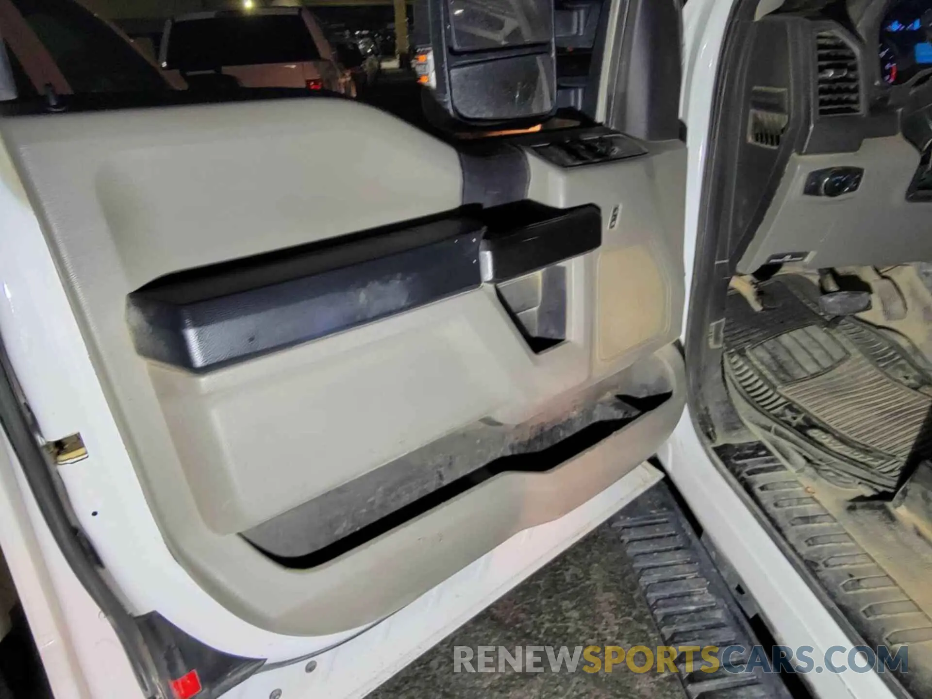 17 Photograph of a damaged car 1FT7X2B60KEC45118 FORD F250 2019