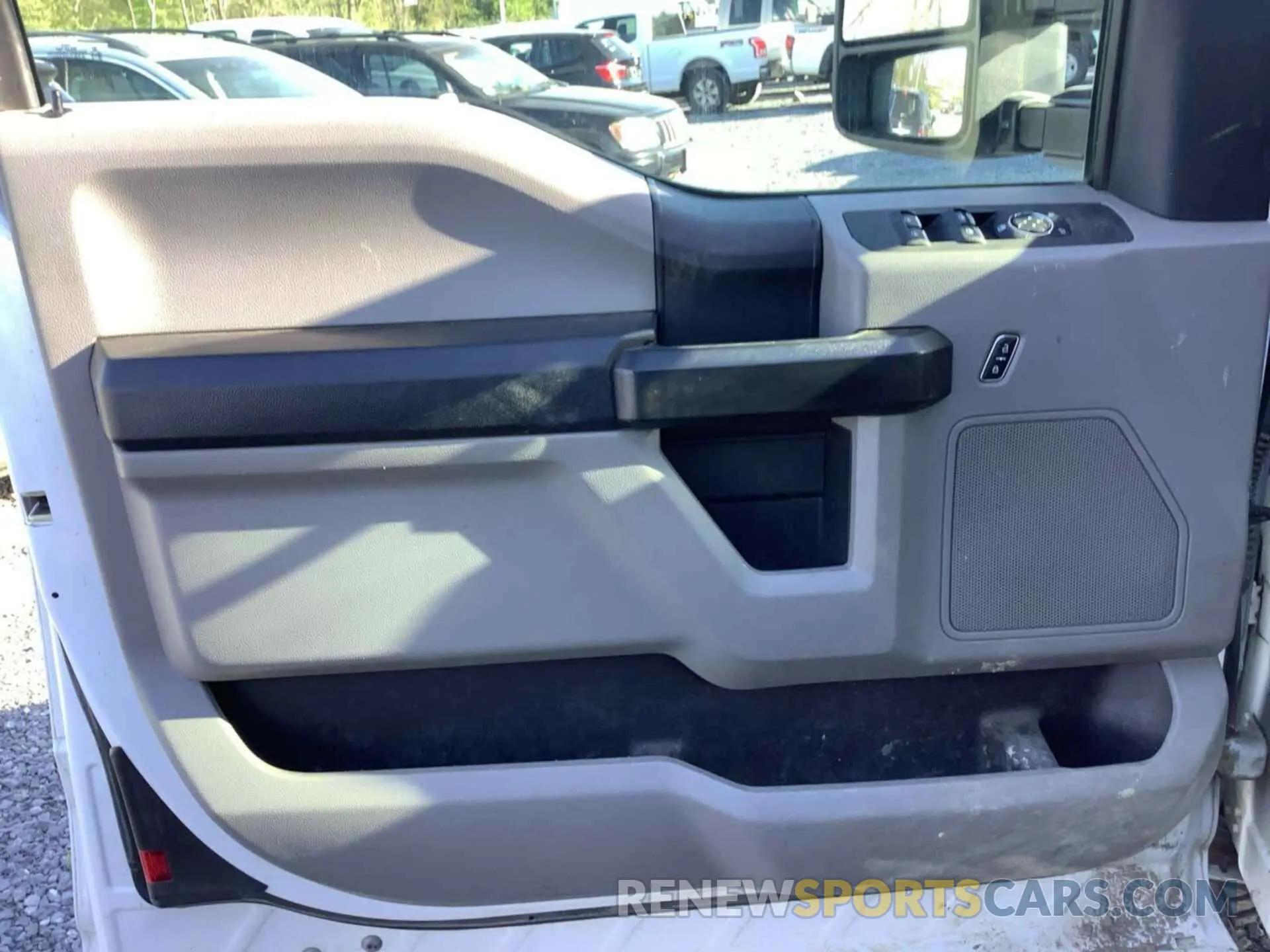 18 Photograph of a damaged car 1FT7X2B66KEC60951 FORD F250 2019