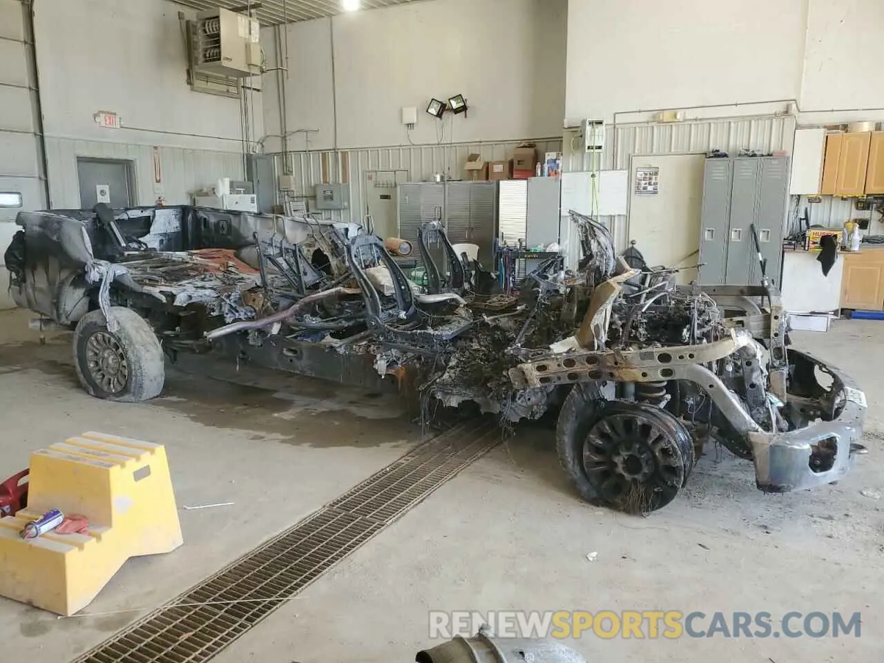 4 Photograph of a damaged car 1FT8W3BN7NEE84741 FORD F350 2022