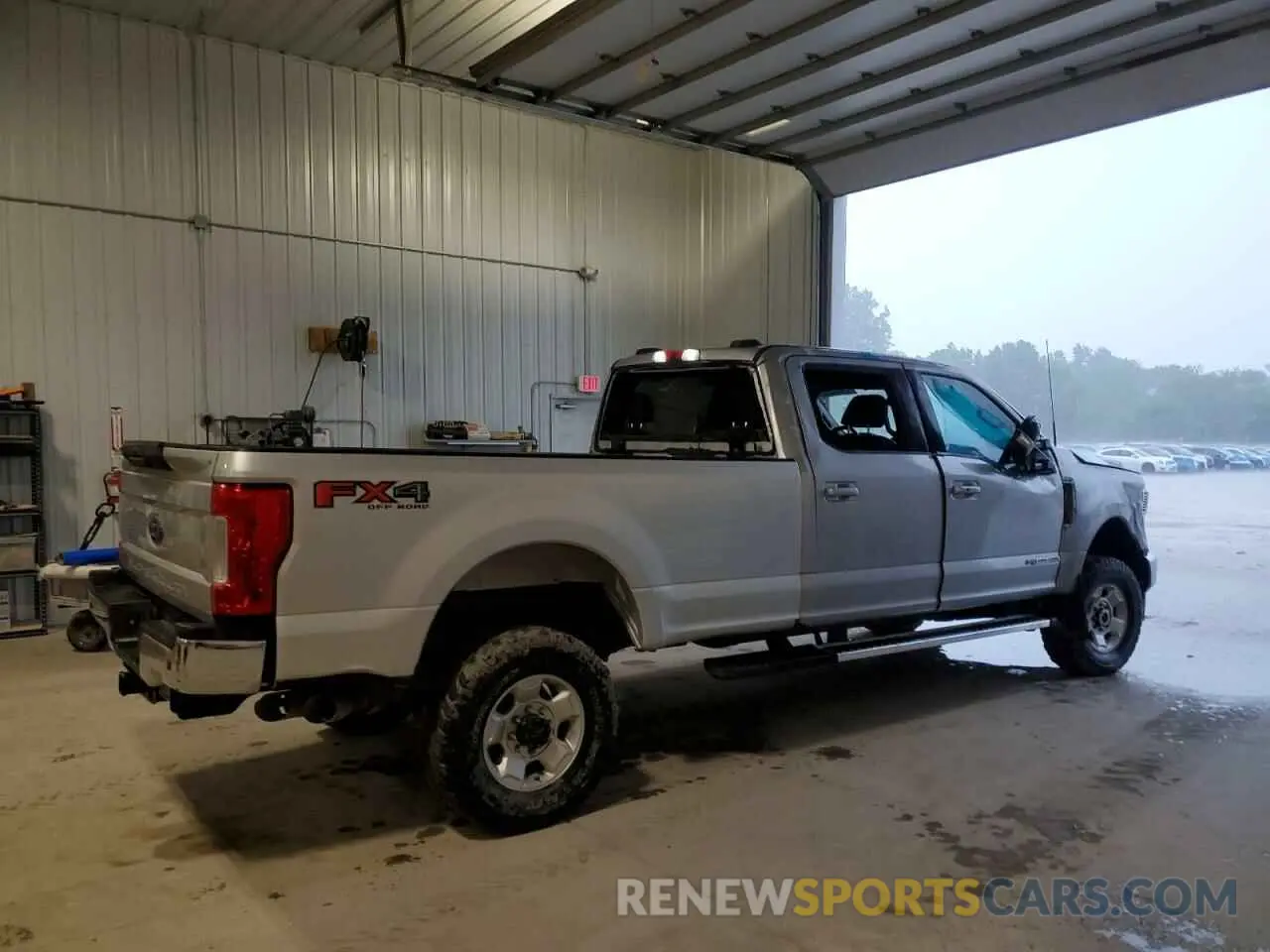 3 Photograph of a damaged car 1FT8W3BTXNEE87518 FORD F350 2022