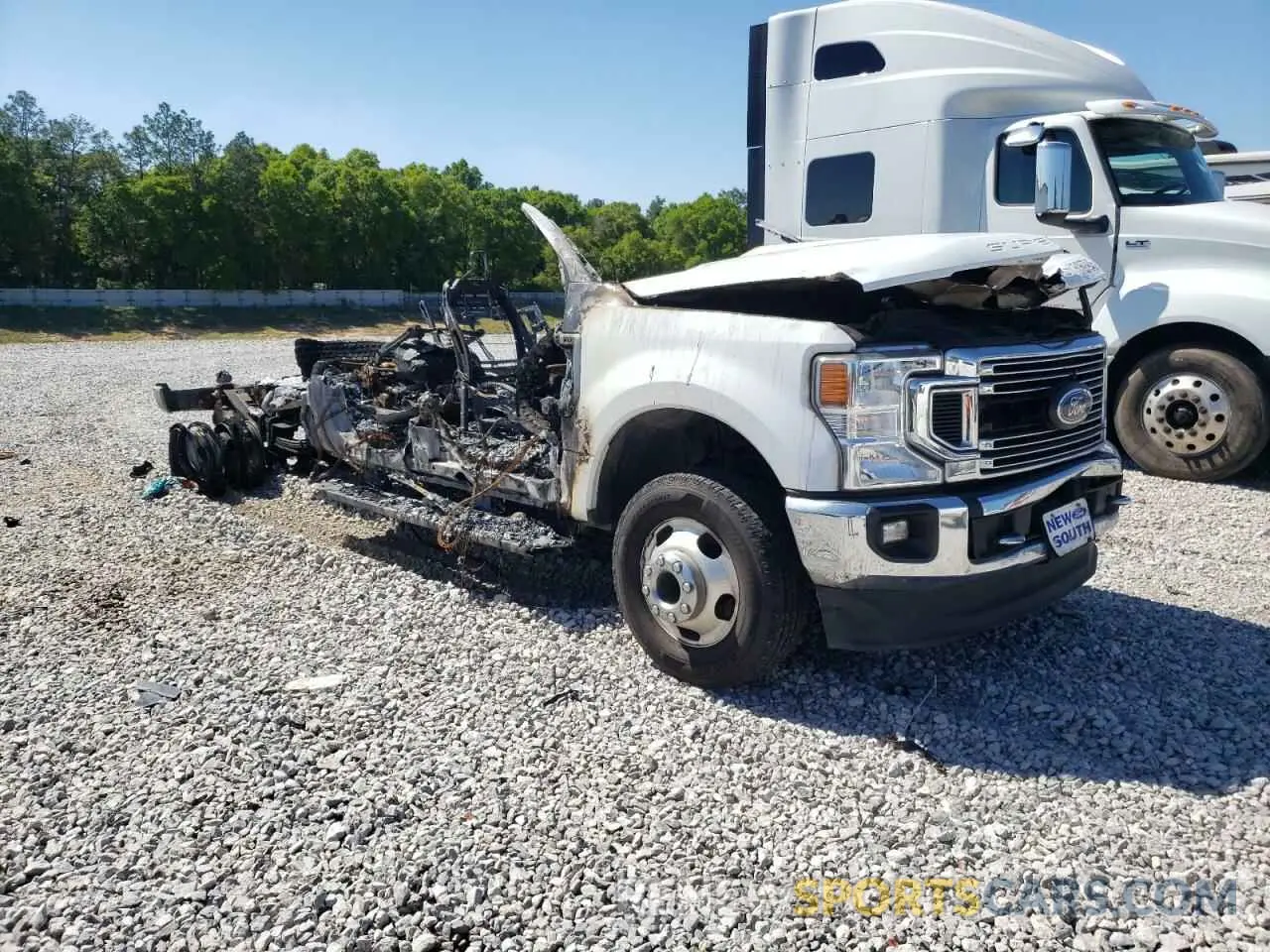 4 Photograph of a damaged car 1FT8W3DT9NEC55408 FORD F350 2022