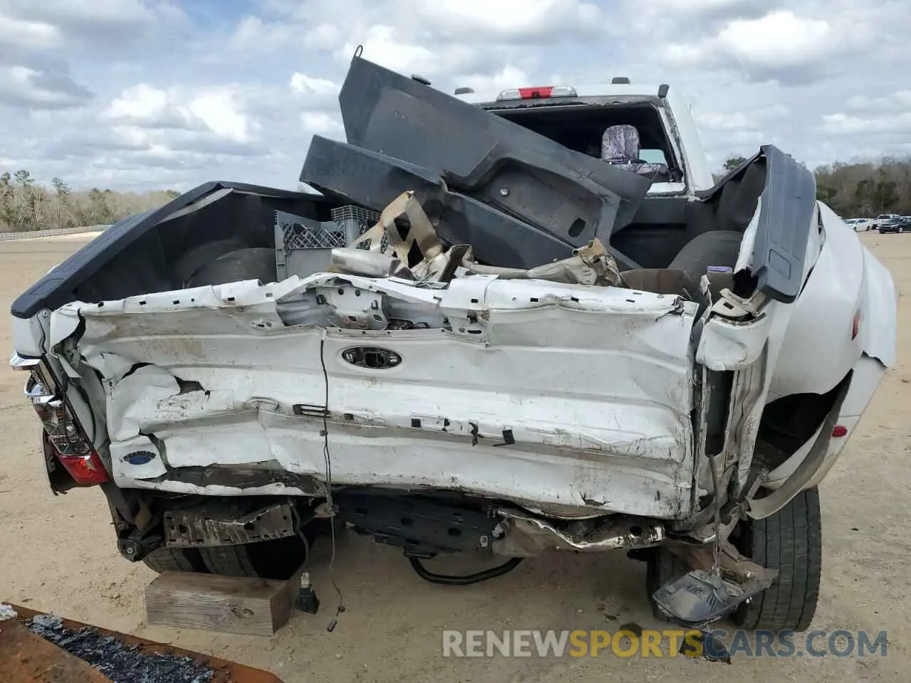 6 Photograph of a damaged car 1FT8W4DT8LEE36017 FORD F450 2020