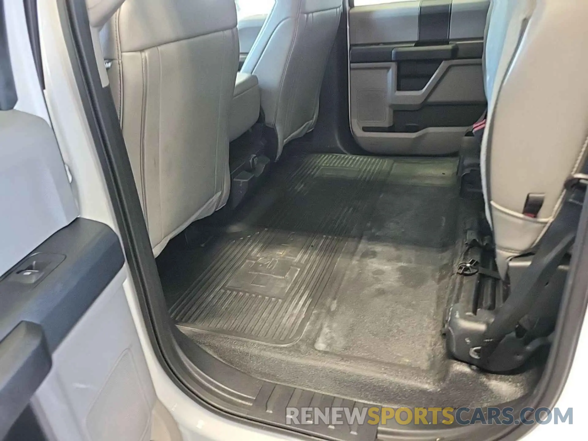 18 Photograph of a damaged car 1FT8W4DT8MED97673 FORD F450 2021