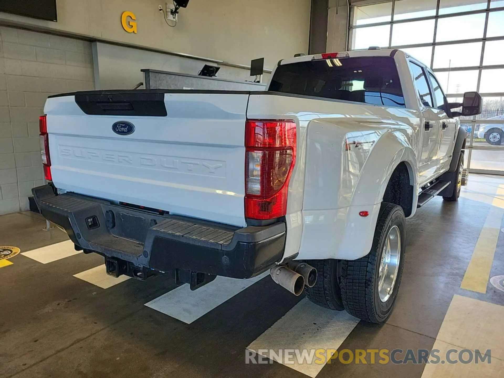 21 Photograph of a damaged car 1FT8W4DT8MED97673 FORD F450 2021