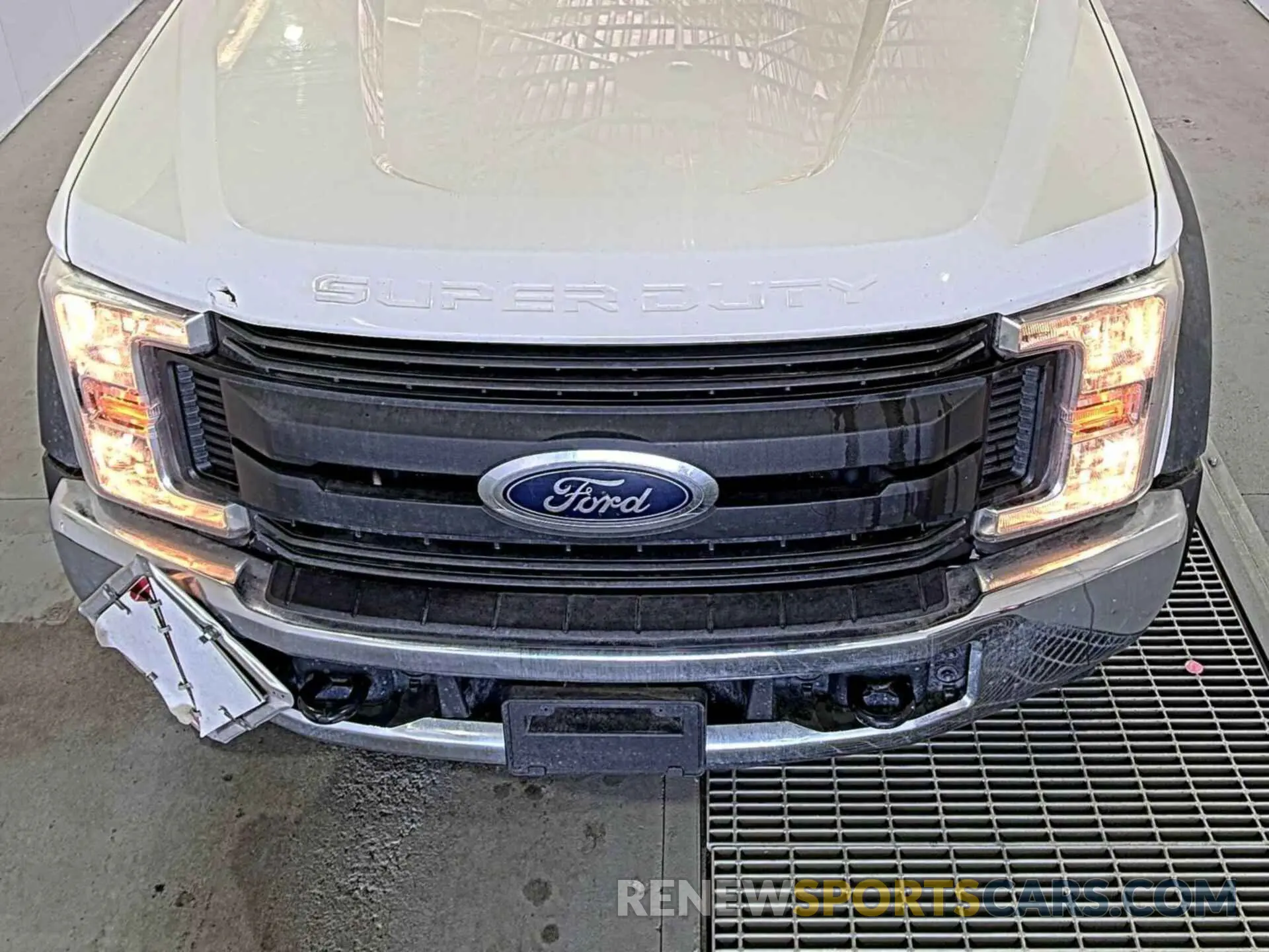 17 Photograph of a damaged car 1FDUF5GY0KDA26498 FORD F550 2019