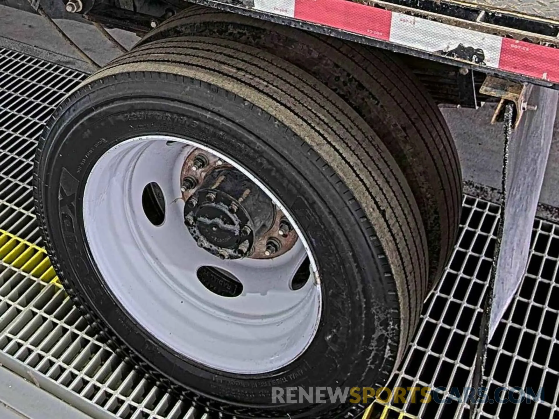 25 Photograph of a damaged car 1FDUF5GY0KDA26498 FORD F550 2019