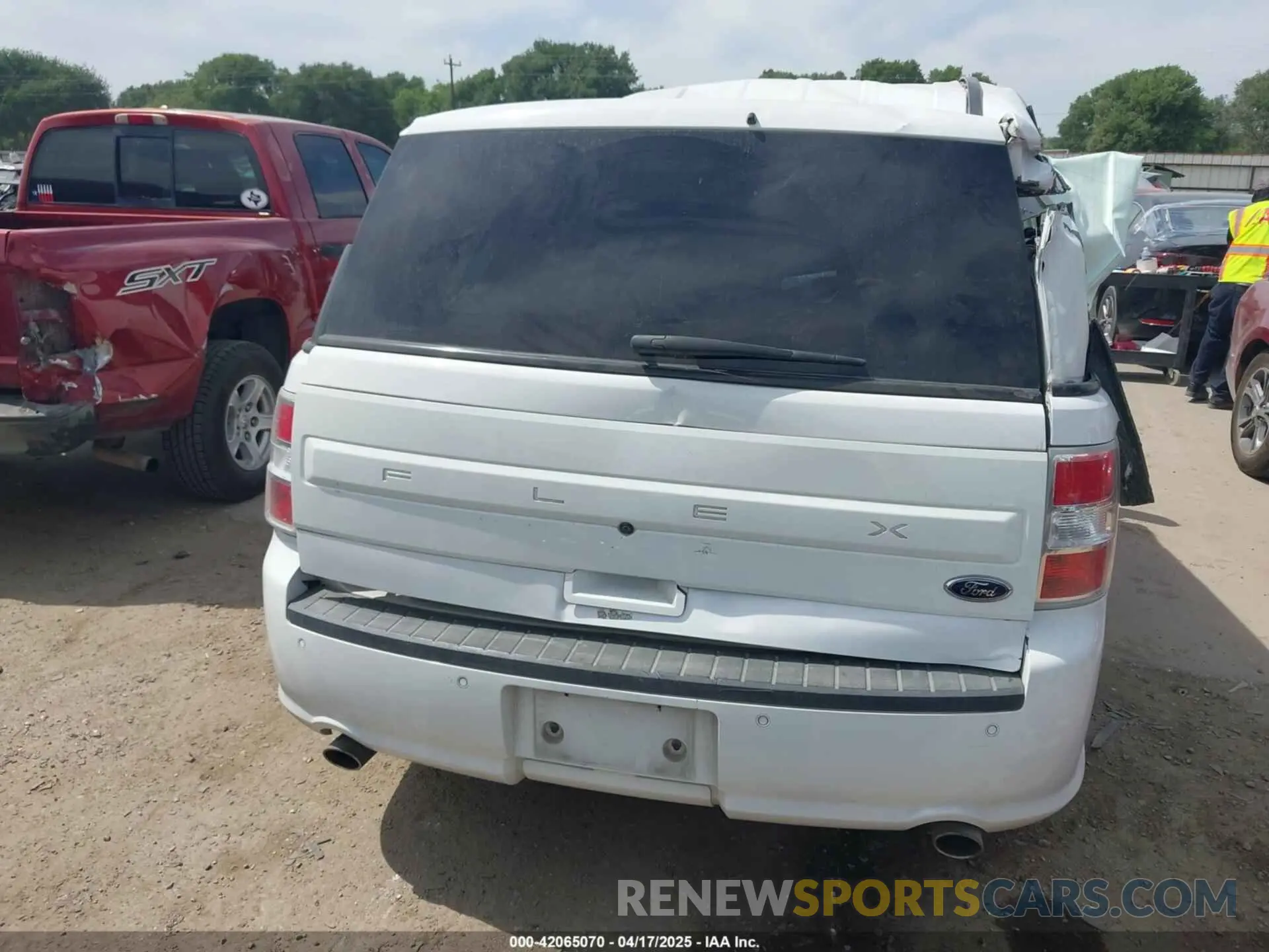 17 Photograph of a damaged car 2FMGK5B8XKBA00710 FORD FLEX 2019