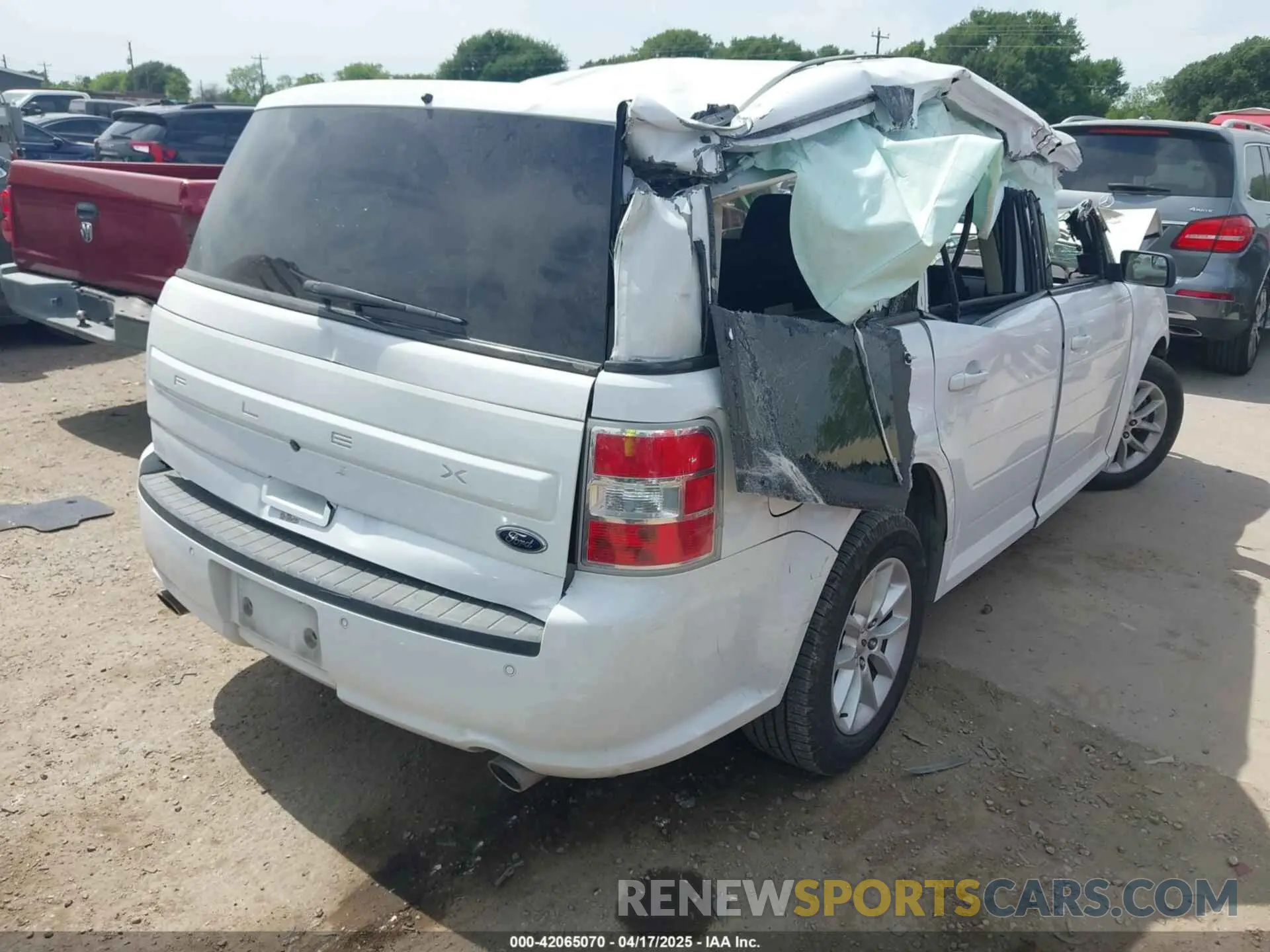 4 Photograph of a damaged car 2FMGK5B8XKBA00710 FORD FLEX 2019
