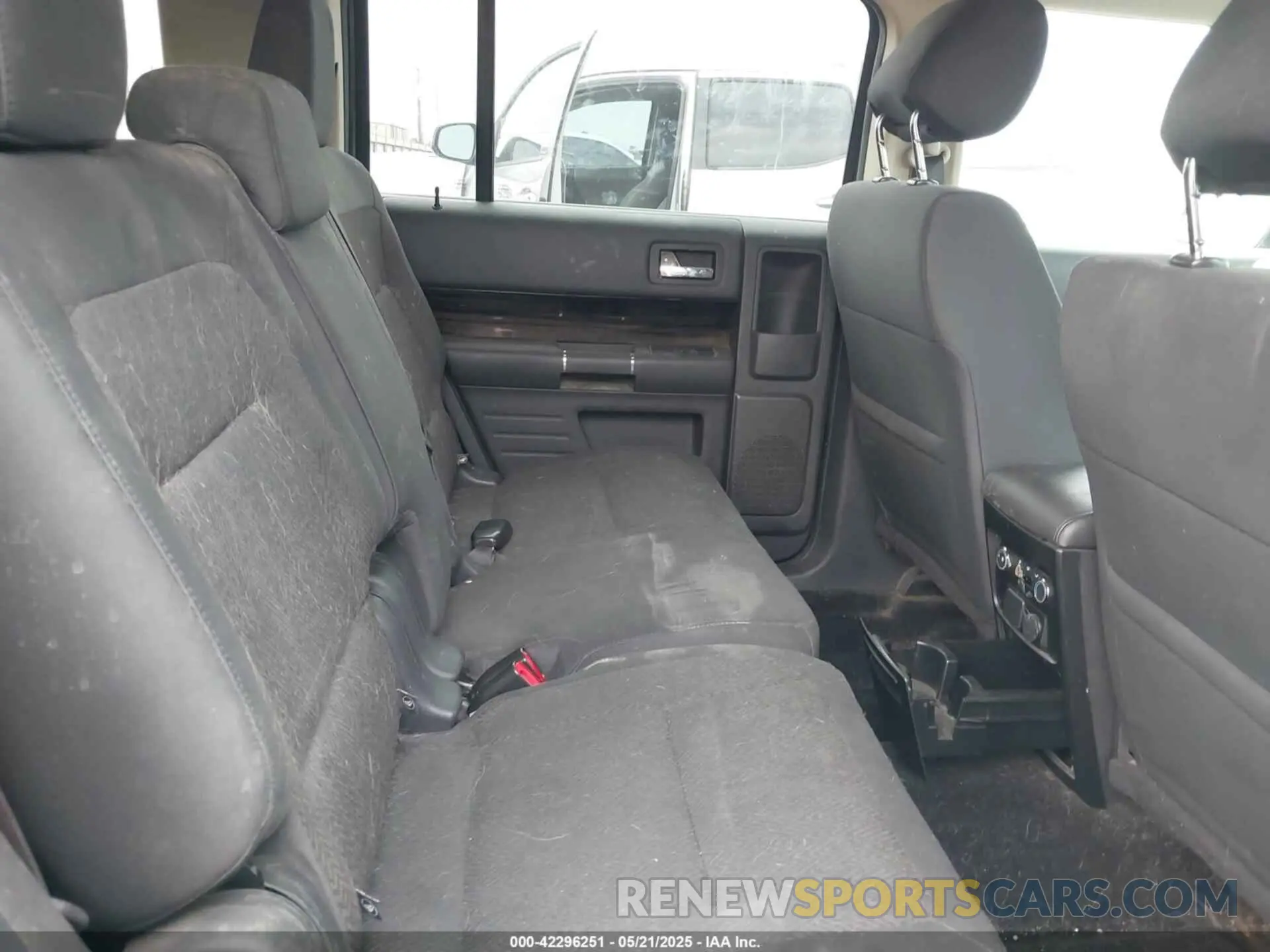 8 Photograph of a damaged car 2FMGK5C83KBA09974 FORD FLEX 2019