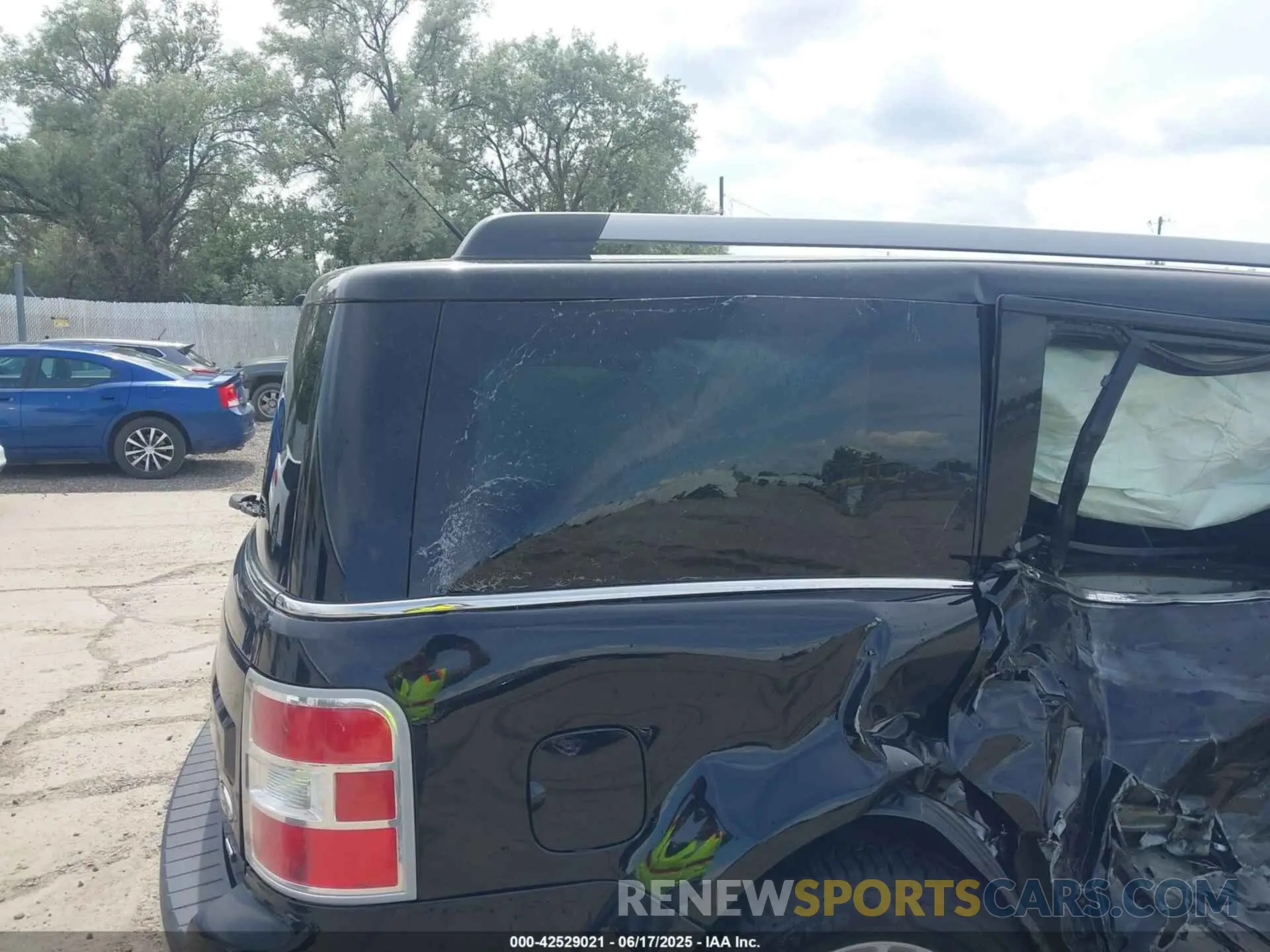 17 Photograph of a damaged car 2FMHK6C88KBA27669 FORD FLEX 2019