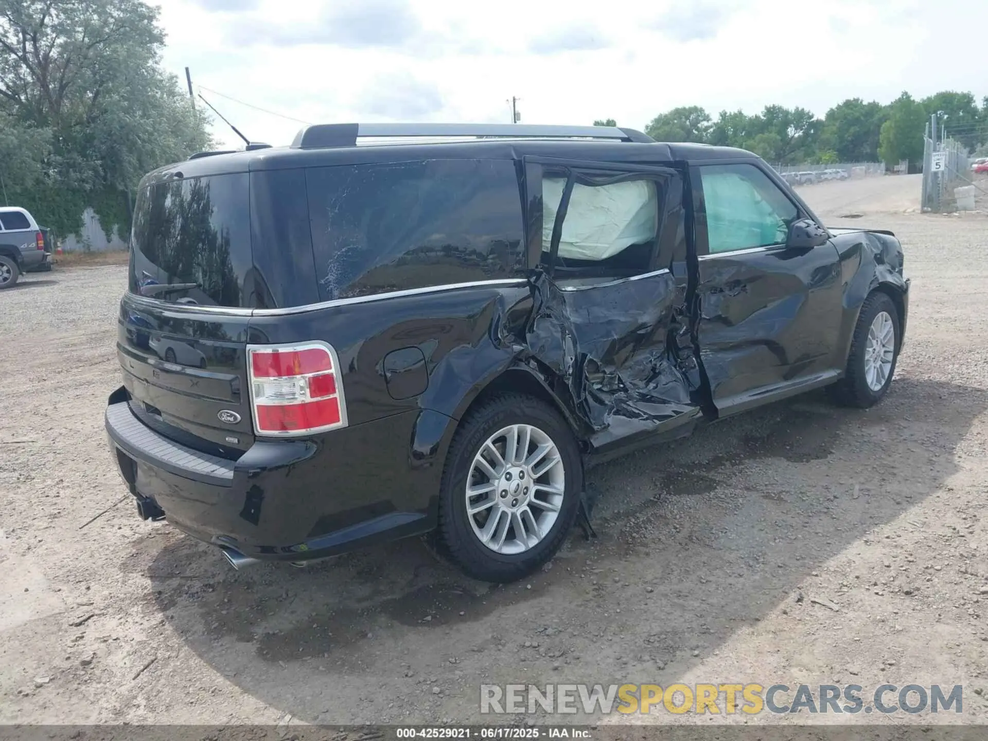 4 Photograph of a damaged car 2FMHK6C88KBA27669 FORD FLEX 2019