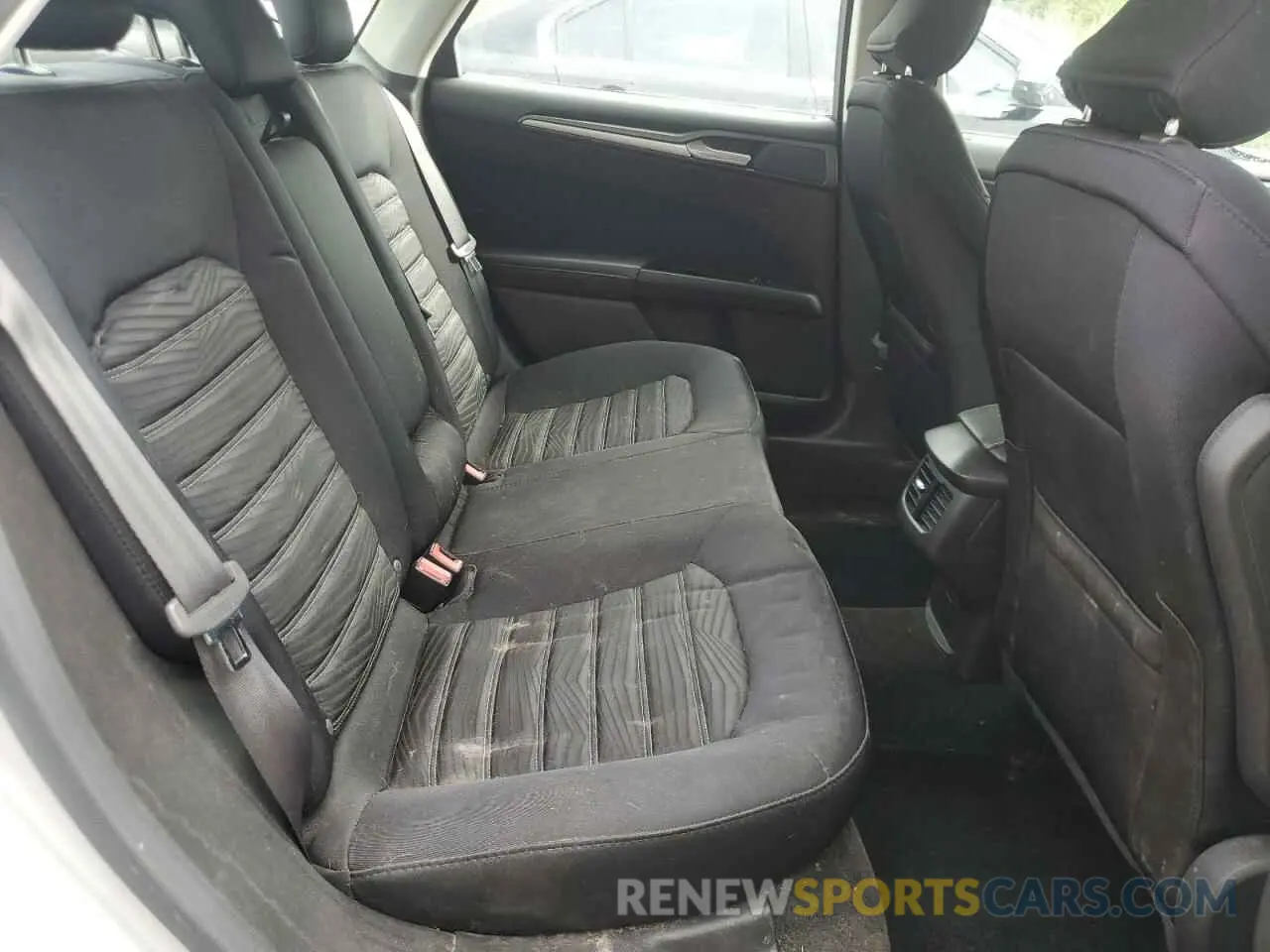 10 Photograph of a damaged car 3FA6P0HD5GR313946 FORD FUSION 2016