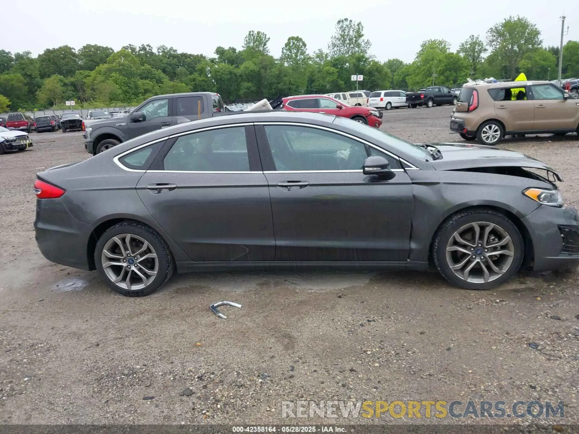 13 Photograph of a damaged car 3FA6P0CD0KR253073 FORD FUSION 2019