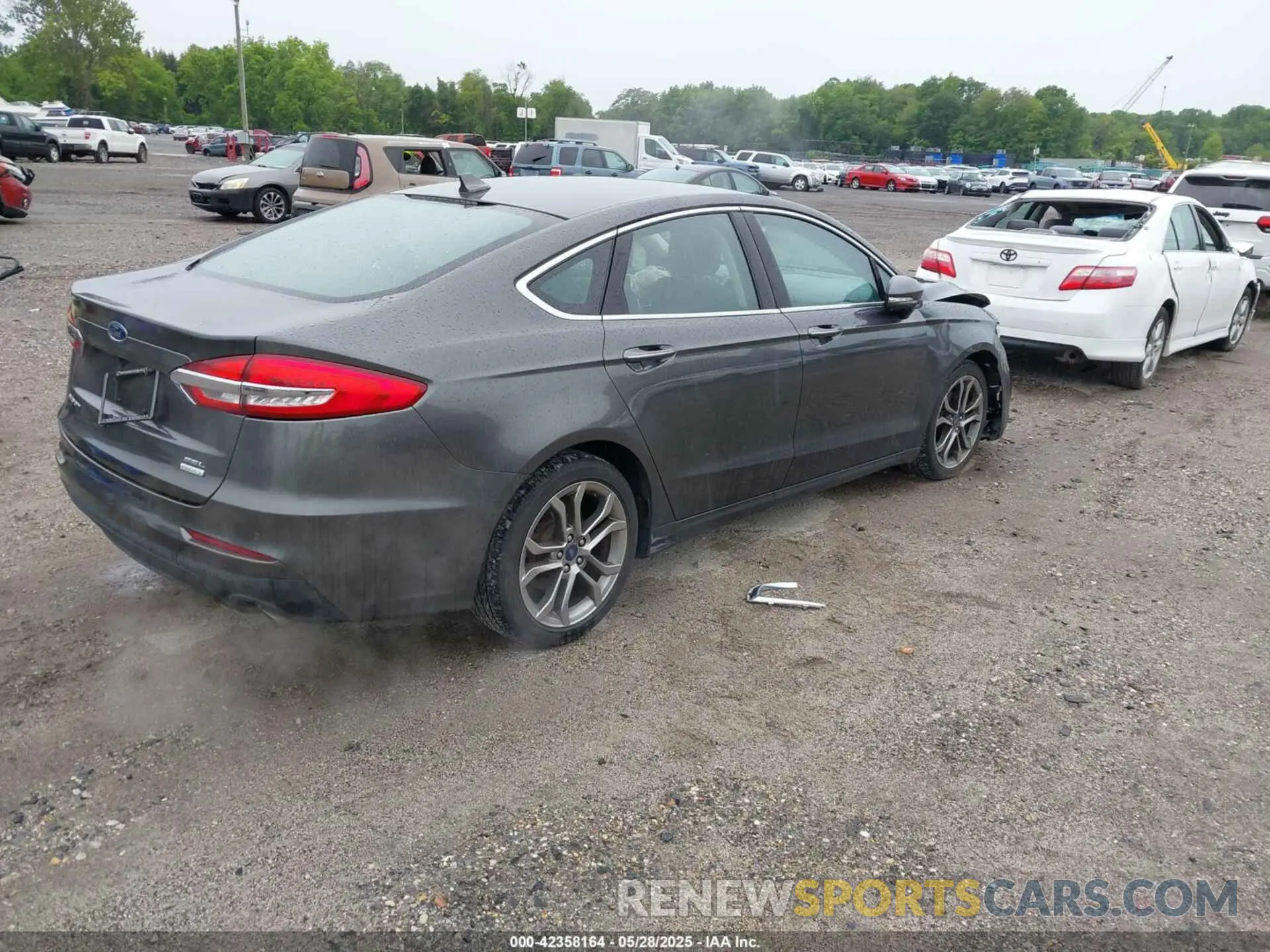 4 Photograph of a damaged car 3FA6P0CD0KR253073 FORD FUSION 2019
