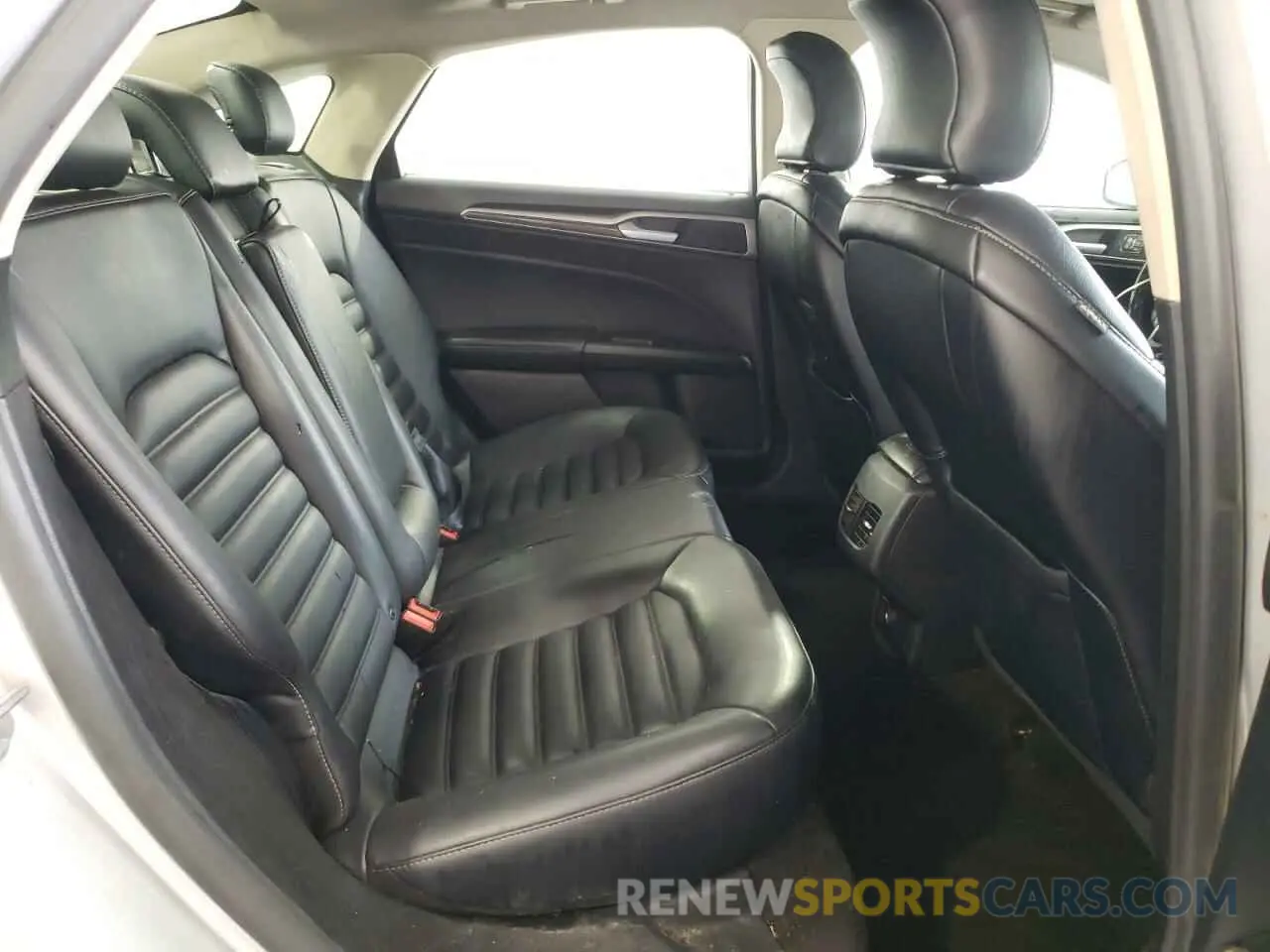 10 Photograph of a damaged car 3FA6P0CD0KR254062 FORD FUSION 2019