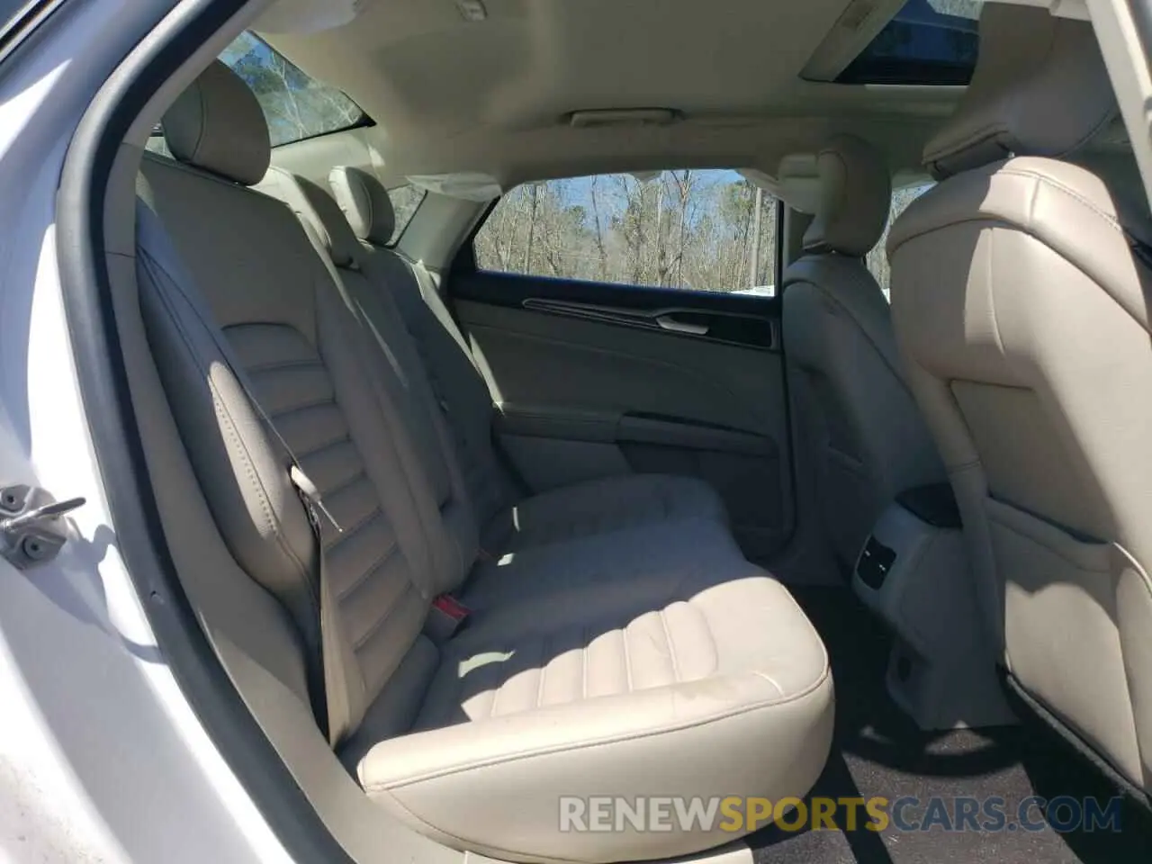 10 Photograph of a damaged car 3FA6P0CD4KR160220 FORD FUSION 2019