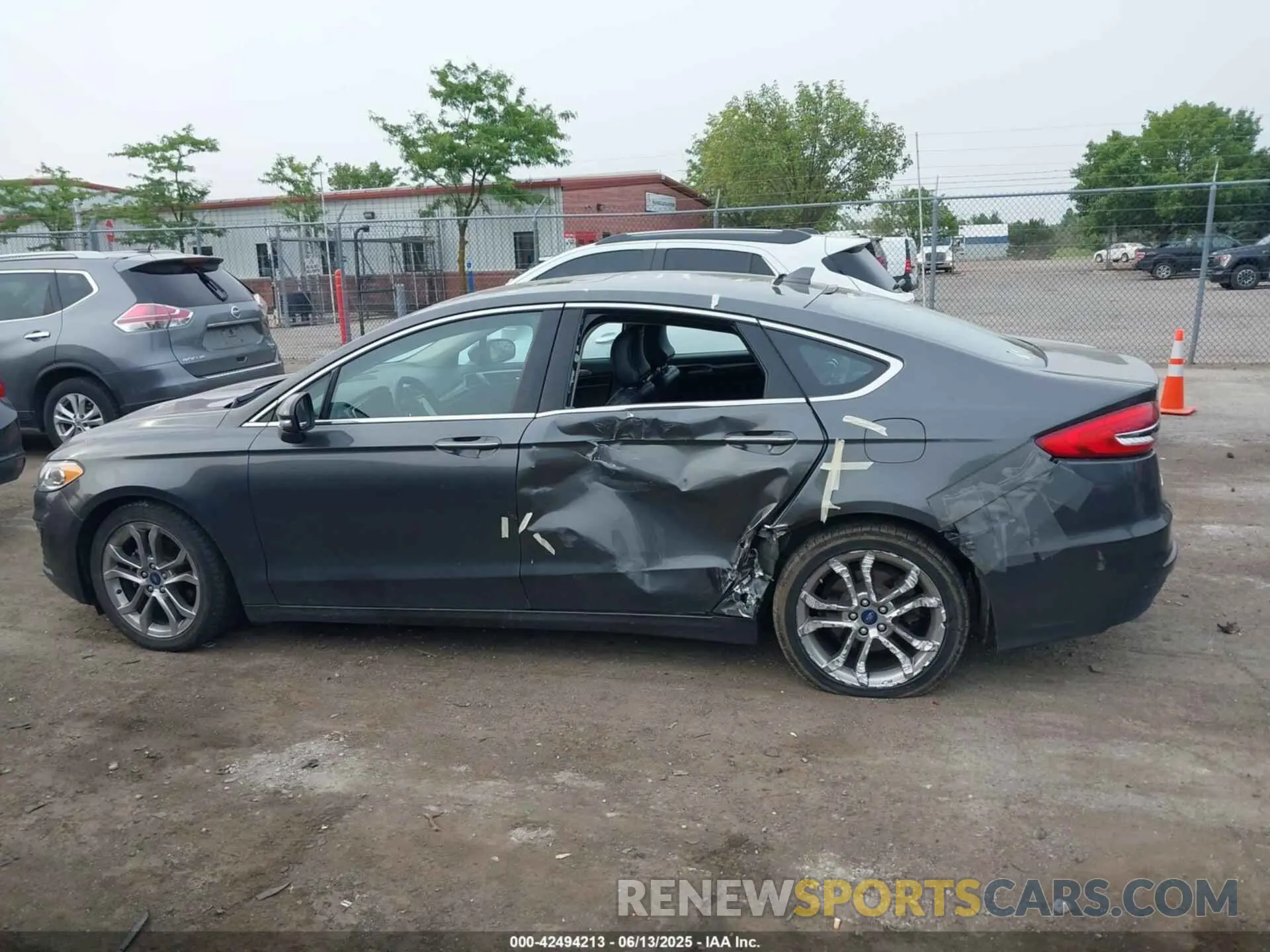 14 Photograph of a damaged car 3FA6P0CD5KR180136 FORD FUSION 2019