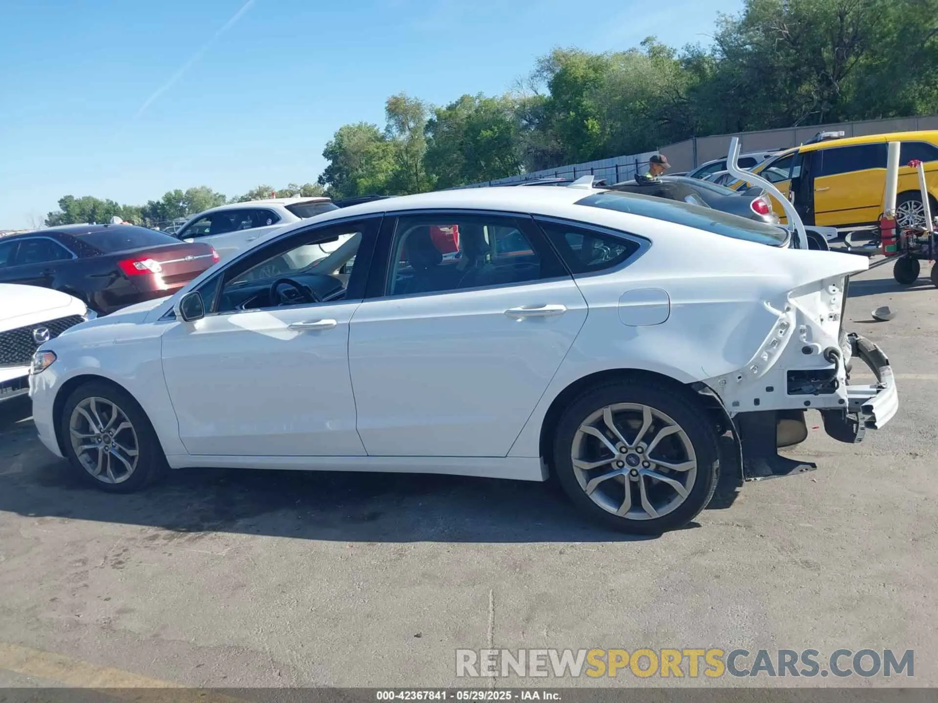 14 Photograph of a damaged car 3FA6P0CD5KR180881 FORD FUSION 2019