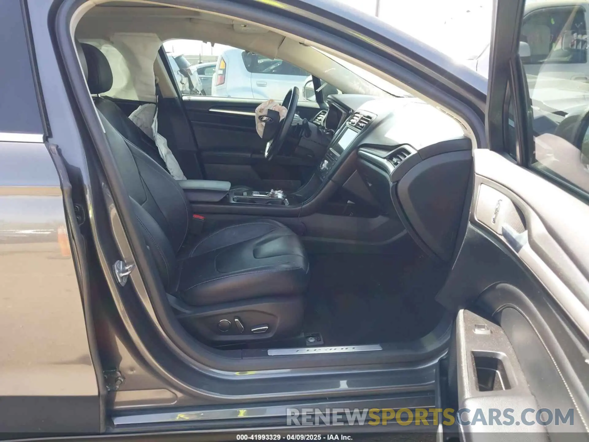 5 Photograph of a damaged car 3FA6P0D90KR109985 FORD FUSION 2019